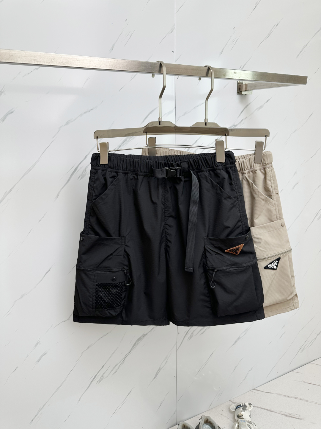 NO:493785,PRADA 2025 Spring and Summer New Style Couple Shorts High Version Original Customized Top Fabric, the same high-density fabric as Internet celebrities, the customization is very high-end and stylish!  The fabric feels very comfortable and a super versatile and beautiful shorts!  !  Complete three standards, same style for men and women, essential models for human hands Size M-2XL, prada, shorts, alexander wang19860909PRADA 2025春夏新款提 情侣款短裤高版本 原版定制顶级面料,网红明星同款高密度面料,定制很高档、很有范儿！面料手感非常舒服 超级百搭好看的一款短裤！！三标齐全 男女同款 人手必备款 尺码M-2XL,,prada,shorts,alexander wang,Men's clothing