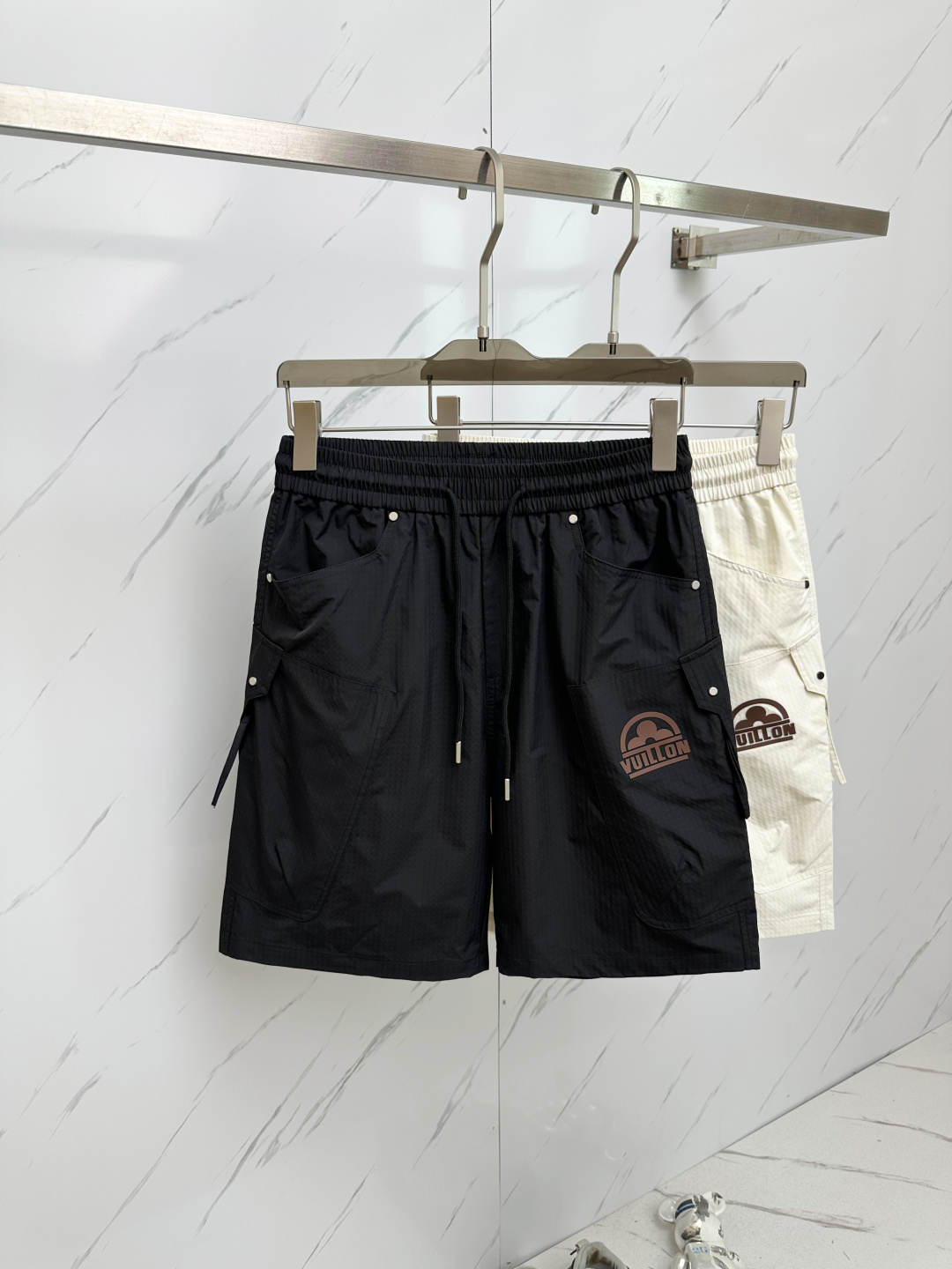 NO:493772,LV 2025 Spring and Summer New Style Couple Shorts High Version Original Customized Top Fabric, the same high-density fabric as Internet celebrities, the customization is very high-end and stylish!  The fabric feels very comfortable and a super versatile and beautiful shorts!  !  Complete three standards, same style for men and women, essential models for human hands Size M-2XL,,louis vuitton, shorts,alexander wang19860909LV 2025春夏新款提 情侣款短裤高版本 原版定制顶级面料,网红明星同款高密度面料,定制很高档、很有范儿！面料手感非常舒服 超级百搭好看的一款短裤！！三标齐全 男女同款 人手必备款 尺码M-2XL,,louis vuitton,shorts,alexander wang,Men's clothing