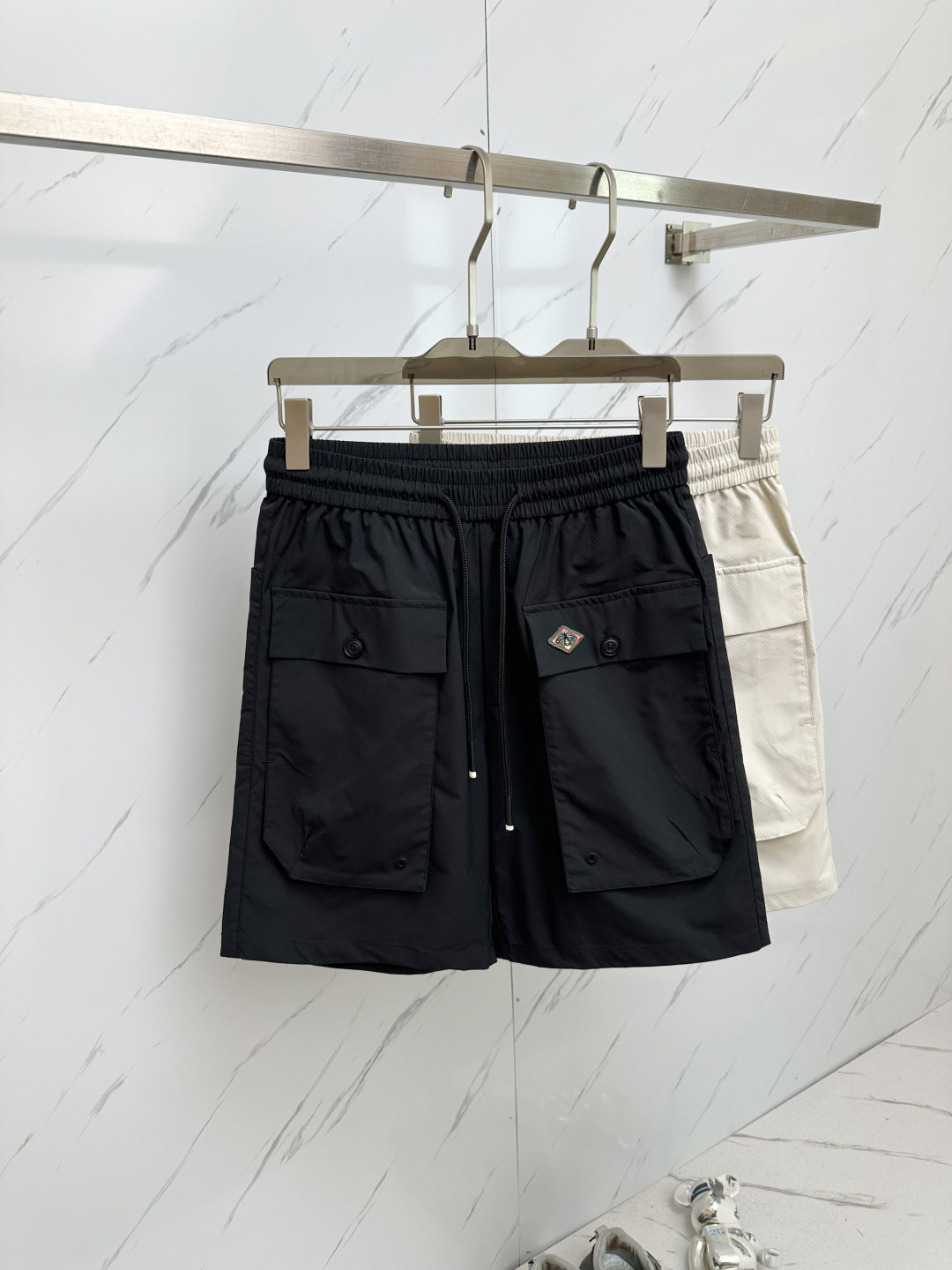 NO:493757,GUCCI 2025 Spring and Summer New Style Couple Shorts High Version Original Customized Top Fabric, the same high-density fabric as Internet celebrities, the customization is very high-end and stylish!  The fabric feels very comfortable and a super versatile and beautiful shorts!  !  Complete three standards, same style for men and women, essential models for human hands Size M-2XL, gucci, shorts, alexander wang19860909GUCCI 2025春夏新款提 情侣款短裤高版本 原版定制顶级面料,网红明星同款高密度面料,定制很高档、很有范儿！面料手感非常舒服 超级百搭好看的一款短裤！！三标齐全 男女同款 人手必备款 尺码M-2XL,,gucci,shorts,alexander wang,Men's clothing