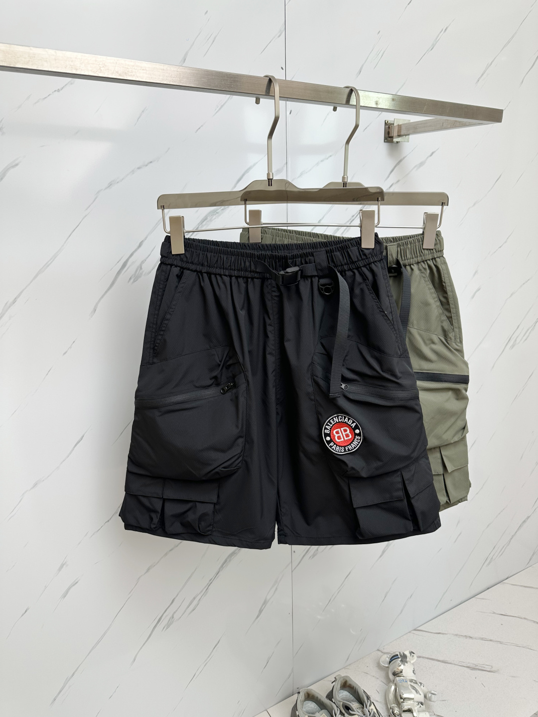 NO:493749,BAL 2025 spring and summer new style, couple shorts high version, original custom top-grade fabric, the same high-density fabric as internet celebrities, the customization is very high-end and stylish!  The fabric feels very comfortable and a super versatile and beautiful shorts!  !  Complete three standards, same style for men and women, essential models for human hands Size M-2XL, shorts, alexander wang19860909BAL 2025春夏新款提 情侣款短裤高版本 原版定制顶级面料,网红明星同款高密度面料,定制很高档、很有范儿！面料手感非常舒服 超级百搭好看的一款短裤！！三标齐全 男女同款 人手必备款 尺码M-2XL,,shorts,alexander wang,Men's clothing