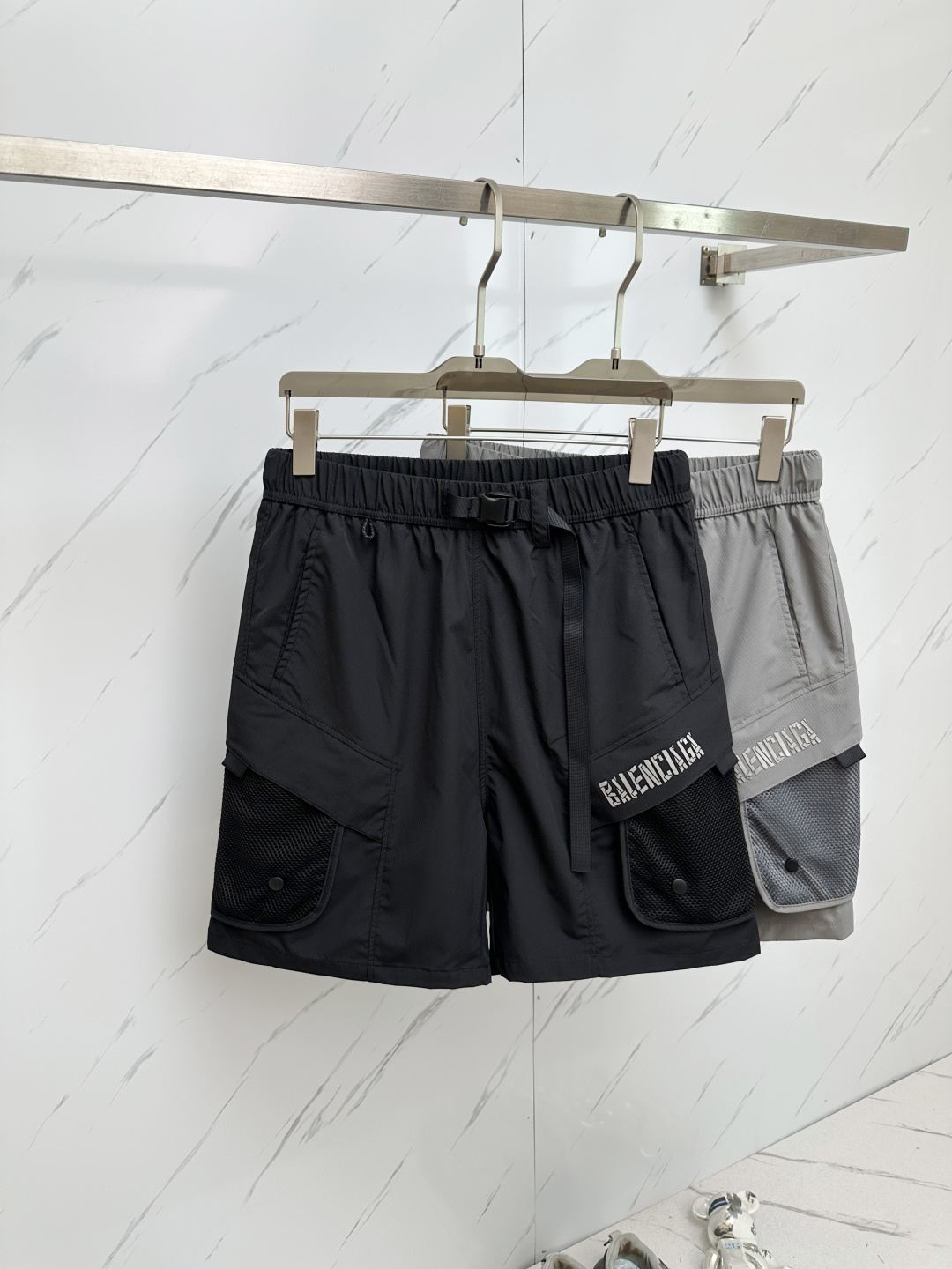 NO:493737,BAL 2025 spring and summer new style, couple shorts high version, original custom top-grade fabric, the same high-density fabric as internet celebrities, the customization is very high-end and stylish!  The fabric feels very comfortable and a super versatile and beautiful shorts!  !  Complete three standards, same style for men and women, essential models for human hands Size M-2XL, shorts, alexander wang19860909BAL 2025春夏新款提 情侣款短裤高版本 原版定制顶级面料,网红明星同款高密度面料,定制很高档、很有范儿！面料手感非常舒服 超级百搭好看的一款短裤！！三标齐全 男女同款 人手必备款 尺码M-2XL,,shorts,alexander wang,Men's clothing