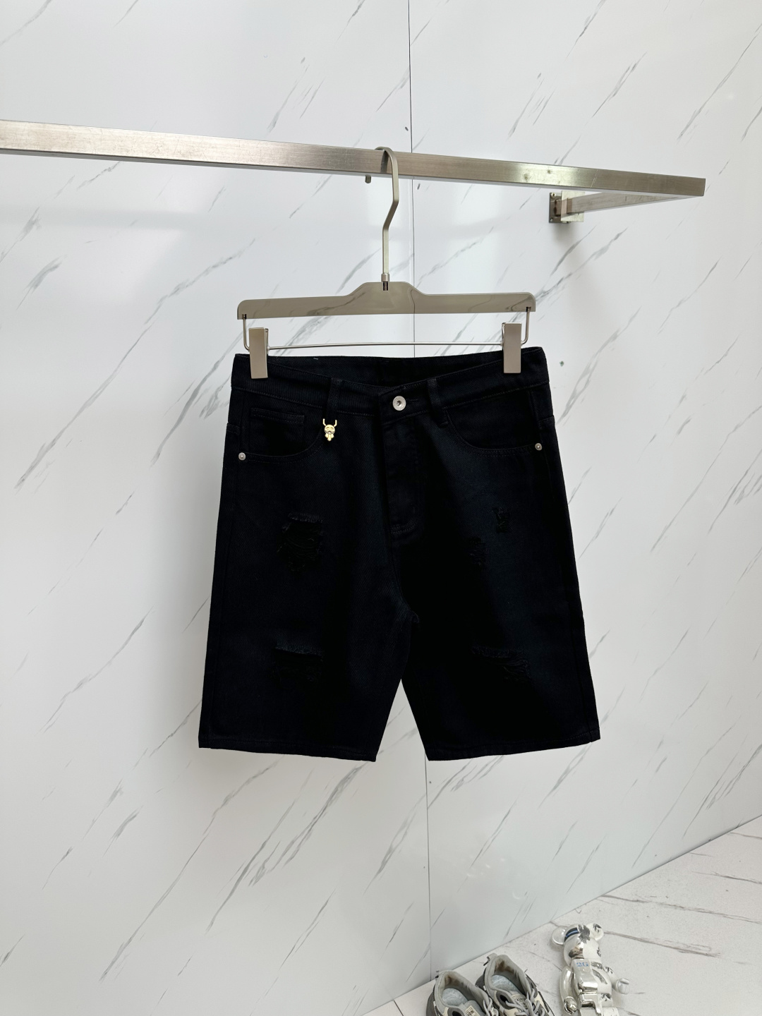 NO:146443,FD official website counter is available simultaneously, original singles are ruthless, super stylish 5-point denim shorts Customized original washing denim fabric, unique design, top-grade printing craft letter pattern logo, original hardware and auxiliary decoration, extremely superior jeans, the materials and craftsmanship are extremely luxurious and exquisite, extremely high-end, handsome and stylish, recommended, size 29-38, shorts, jeans, alexander wang19860909FD 官网专柜同步有售,原单狠货,超级有范儿的一款5分牛仔短裤 定制原版水洗牛仔面料,独特设计,顶级印花工艺字母图案logo,原版五金辅料装饰,极为翘楚的一款牛仔裤,用料与工艺都极致奢华精湛,档次极高,上身帅气有型,推荐,码数29—38,,shorts,jeans,alexander wang,Men's clothing