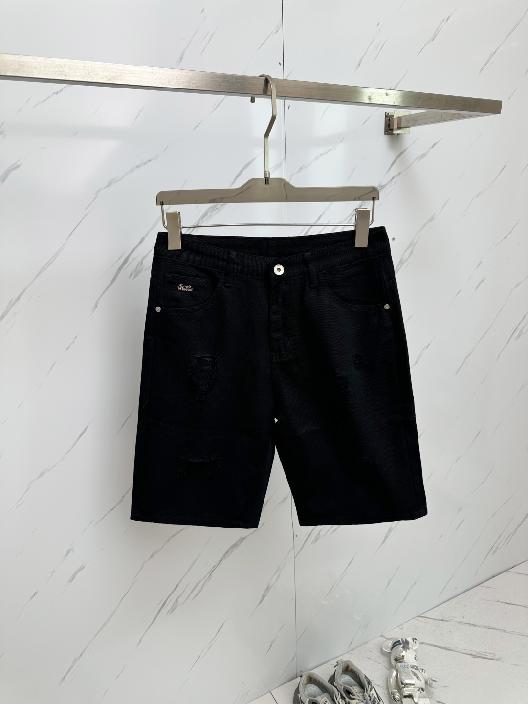 NO:146451,Lv official website counter is available simultaneously, original singles, super stylish 5-point denim shorts Customized original washing denim fabric, unique design, top-grade printing craft letter pattern logo, original hardware and auxiliary decoration, extremely superior jeans, the materials and craftsmanship are extremely luxurious and exquisite, extremely high-end, handsome and stylish, recommended, size 29-38,, louis vuitton, shorts, jeans, alexander wang19860909Lv 官网专柜同步有售,原单狠货,超级有范儿的一款5分牛仔短裤 定制原版水洗牛仔面料,独特设计,顶级印花工艺字母图案logo,原版五金辅料装饰,极为翘楚的一款牛仔裤,用料与工艺都极致奢华精湛,档次极高,上身帅气有型,推荐,码数29—38,,louis vuitton,shorts,jeans,alexander wang,Men's clothing