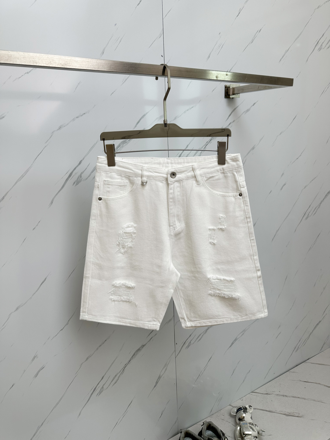 NO:146450,Amani official website counter is available at the same time, original orders are ruthless, super stylish 5-point denim shorts Customized original washing denim fabric, unique design, top-grade printing craft letter pattern logo, original hardware and auxiliary decoration, extremely superior jeans, the materials and craftsmanship are extremely luxurious and exquisite, extremely high-end, handsome and stylish, recommended, size 29-38, shorts, jeans, alexander wang19860909Amani 官网专柜同步有售,原单狠货,超级有范儿的一款5分牛仔短裤 定制原版水洗牛仔面料,独特设计,顶级印花工艺字母图案logo,原版五金辅料装饰,极为翘楚的一款牛仔裤,用料与工艺都极致奢华精湛,档次极高,上身帅气有型,推荐,码数29—38,,shorts,jeans,alexander wang,Men's clothing