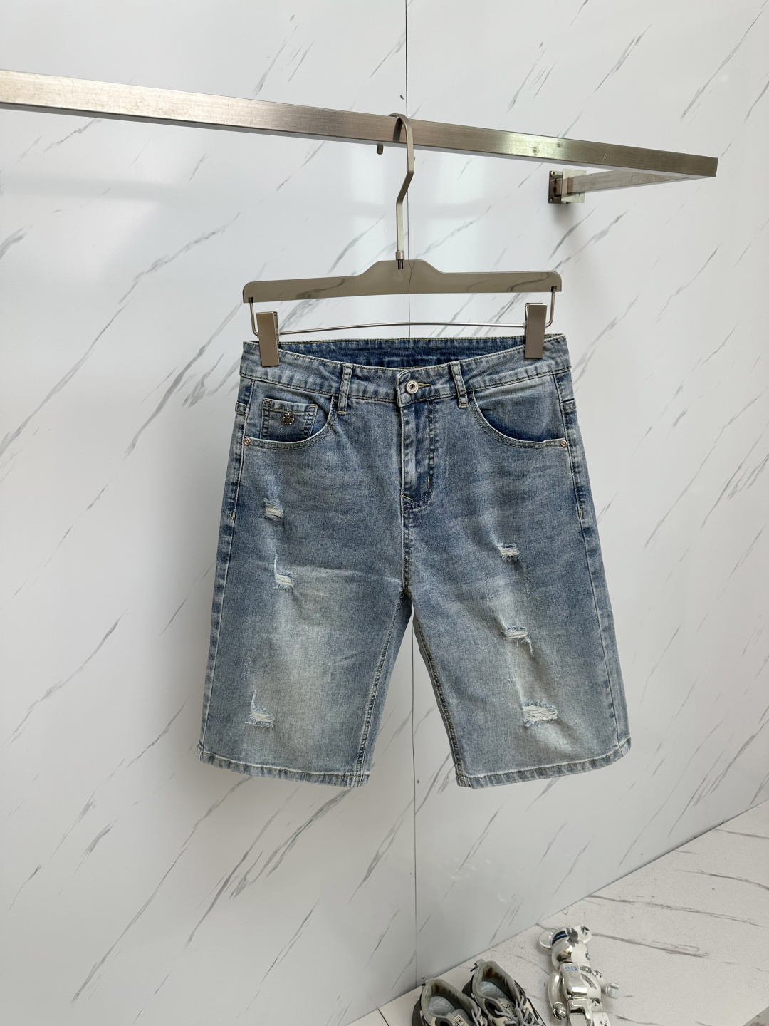 NO:146471,The official website counter is available at the same time, original singles are ruthless, super stylish 5-point denim shorts. Customized original washing denim fabric, unique design, top-grade printing craft letter pattern logo, original hardware and auxiliary decoration, extremely superior jeans. The materials and craftsmanship are extremely luxurious and exquisite, extremely high-end, handsome and stylish, recommended, digits 29-38, shorts, jeans, alexander wang19860909官网专柜同步有售,原单狠货,超级有范儿的一款5分牛仔短裤 定制原版水洗牛仔面料,独特设计,顶级印花工艺字母图案logo,原版五金辅料装饰,极为翘楚的一款牛仔裤,用料与工艺都极致奢华精湛,档次极高,上身帅气有型,推荐,码数29—38,,shorts,jeans,alexander wang,Men's clothing