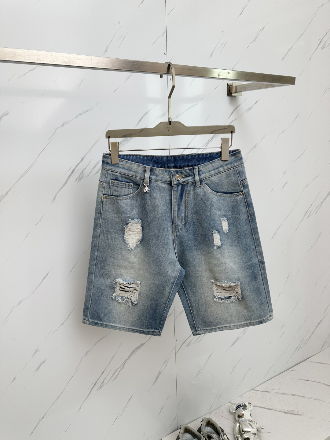 NO:146477,PRADA official website counter is available simultaneously, original singles, super stylish 5-point denim shorts Customized original washing denim fabric, unique design, top-grade printed craft letter pattern logo, original hardware and auxiliary decoration, extremely superior jeans, the materials and craftsmanship are extremely luxurious and exquisite, extremely high-end, handsome and stylish, recommended, size 29-38,,prada, shorts, jeans, alexander wang19860909PRADA 官网专柜同步有售,原单狠货,超级有范儿的一款5分牛仔短裤 定制原版水洗牛仔面料,独特设计,顶级印花工艺字母图案logo,原版五金辅料装饰,极为翘楚的一款牛仔裤,用料与工艺都极致奢华精湛,档次极高,上身帅气有型,推荐,码数29—38,,prada,shorts,jeans,alexander wang,Men's clothing