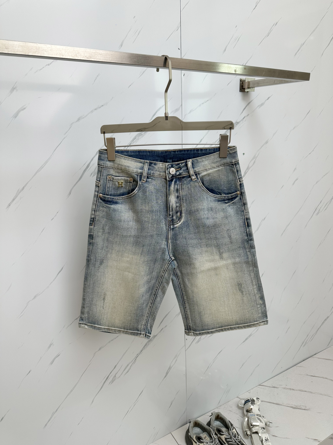 NO:146485,H official website counter is available at the same time, original singles are ruthless, super stylish 5-point denim shorts Customized original washing denim fabric, unique design, top-grade printing craft letter pattern logo, original hardware and auxiliary decoration, extremely superior jeans, the materials and craftsmanship are extremely luxurious and exquisite, extremely high-end, handsome and stylish, recommended, size 29-38, shorts, jeans, alexander wang19860909H 官网专柜同步有售,原单狠货,超级有范儿的一款5分牛仔短裤 定制原版水洗牛仔面料,独特设计,顶级印花工艺字母图案logo,原版五金辅料装饰,极为翘楚的一款牛仔裤,用料与工艺都极致奢华精湛,档次极高,上身帅气有型,推荐,码数29—38,,shorts,jeans,alexander wang,Men's clothing