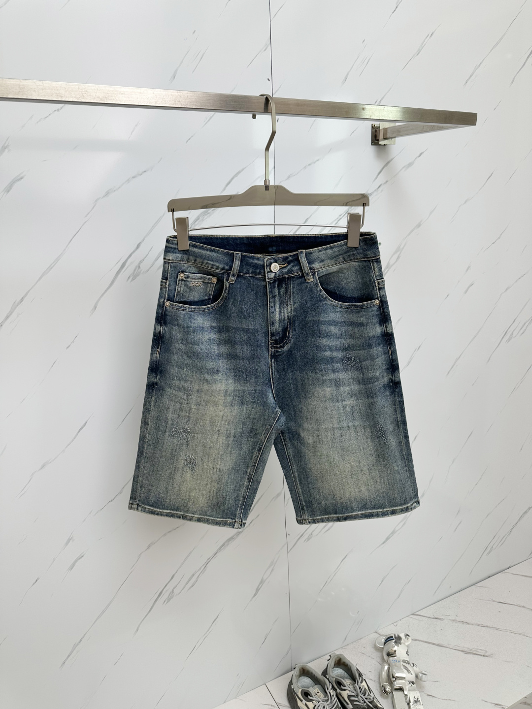 NO:146494,DIOR official website counter is available simultaneously, original singles are ruthless, super stylish 5-point denim shorts Customized original washing denim fabric, unique design, top-grade printing craft letter pattern logo, original hardware and auxiliary decoration, extremely top-notch jeans, the materials and craftsmanship are extremely luxurious and exquisite, extremely high-end, handsome and stylish, recommended, size 29-38,,dior, shorts, jeans, alexander wang19860909DIOR 官网专柜同步有售,原单狠货,超级有范儿的一款5分牛仔短裤 定制原版水洗牛仔面料,独特设计,顶级印花工艺字母图案logo,原版五金辅料装饰,极为翘楚的一款牛仔裤,用料与工艺都极致奢华精湛,档次极高,上身帅气有型,推荐,码数29—38,,dior,shorts,jeans,alexander wang,Men's clothing