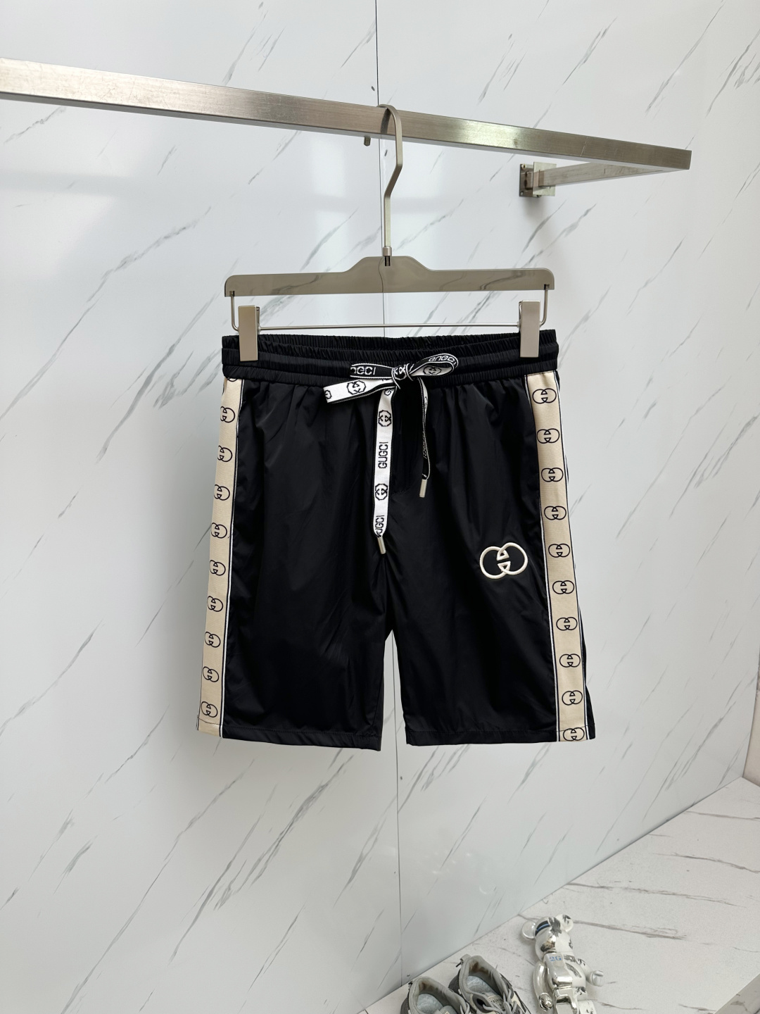 NO:146410,GU 2025 Spring and Summer New Style Couple Shorts High Version Original Customized Top Fabric, the same high-density fabric as Internet celebrities, the customization is very high-end and stylish!  The fabric feels very comfortable and a super versatile and beautiful shorts!  !  Complete three standards, same style for men and women, essential models for human hands Size M-3XL, shorts, alexander wang19860909GU 2025春夏新款提 情侣款短裤高版本 原版定制顶级面料,网红明星同款高密度面料,定制很高档、很有范儿！面料手感非常舒服 超级百搭好看的一款短裤！！三标齐全 男女同款 人手必备款 尺码M-3XL,,shorts,alexander wang,Men's clothing