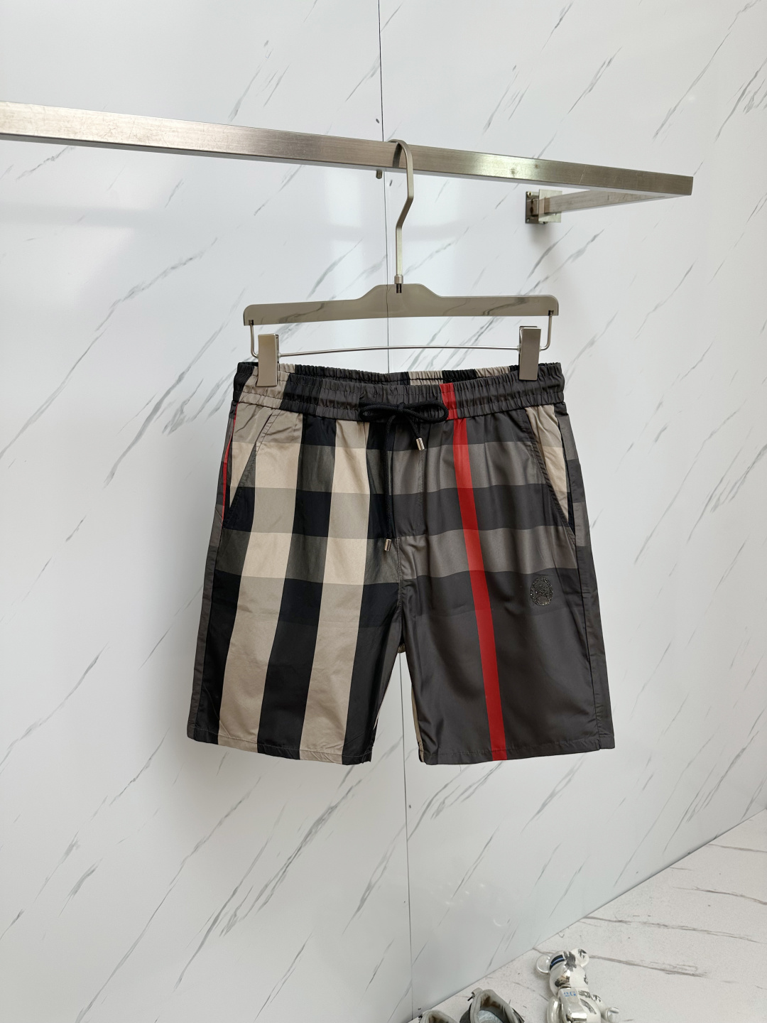 NO:146394,BURB 2025 Spring and Summer New Style Couple Shorts High Version Original Customized Top Fabric, the same high-density fabric as Internet celebrities, the customization is very high-end and stylish!  The fabric feels very comfortable and a super versatile and beautiful shorts!  !  Complete three standards, same style for men and women, essential models for human hands Size M-3XL, burberry, shorts, alexander wang19860909BURB 2025春夏新款提 情侣款短裤高版本 原版定制顶级面料,网红明星同款高密度面料,定制很高档、很有范儿！面料手感非常舒服 超级百搭好看的一款短裤！！三标齐全 男女同款 人手必备款 尺码M-3XL,,burberry,shorts,alexander wang,Men's clothing