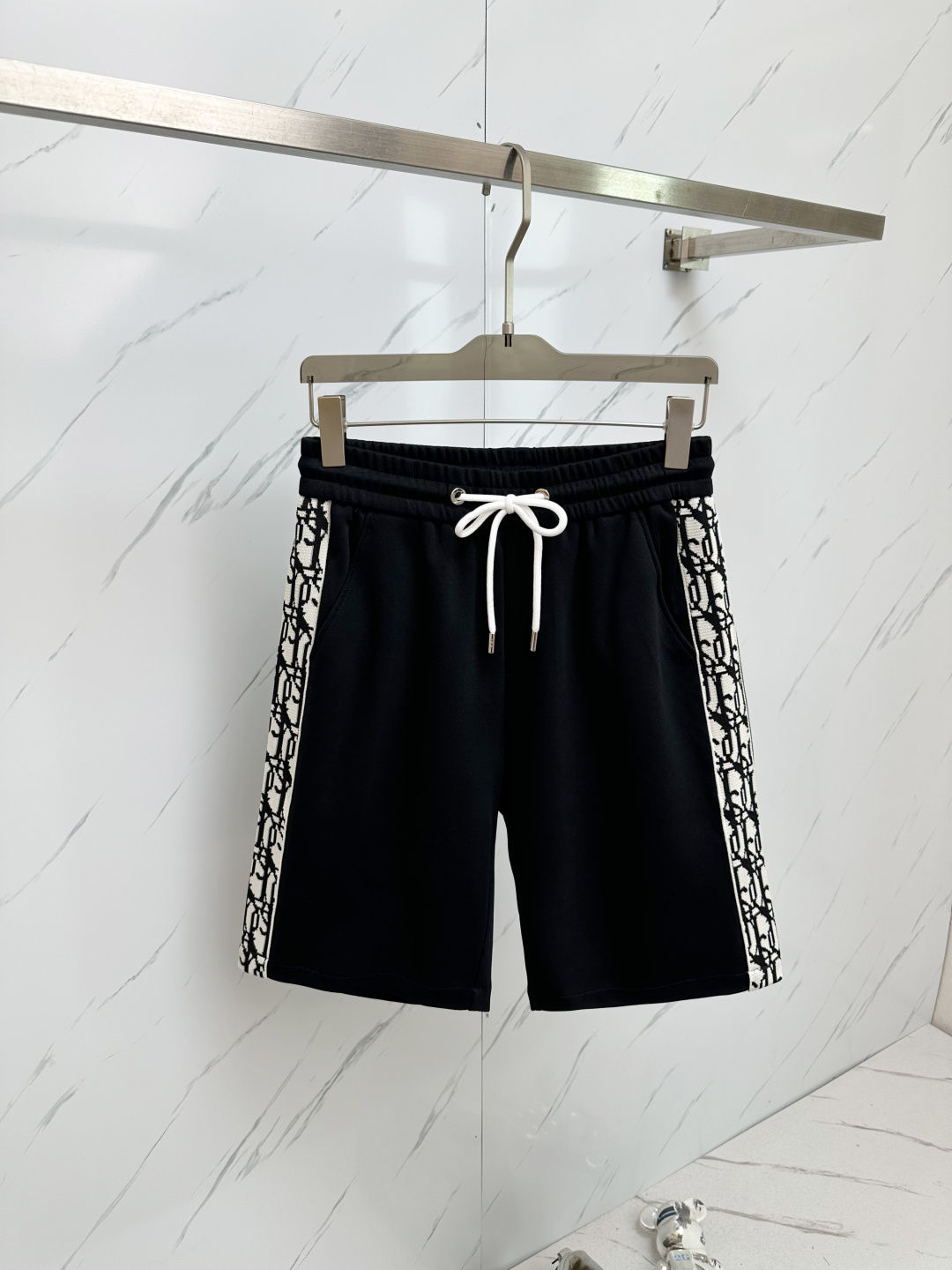 NO:146385,DIOR 2025 spring and summer new style, couple shorts high version, original custom top-grade fabric, the same high-density fabric as internet celebrities, the customization is very high-end and stylish!  The fabric feels very comfortable and a super versatile and beautiful shorts!  !  Complete three standards, same style for men and women, essential models for human hands Size M-3XL,,dior,shorts,alexander wang19860909DIOR 2025春夏新款提 情侣款短裤高版本 原版定制顶级面料,网红明星同款高密度面料,定制很高档、很有范儿！面料手感非常舒服 超级百搭好看的一款短裤！！三标齐全 男女同款 人手必备款 尺码M-3XL,,dior,shorts,alexander wang,Men's clothing