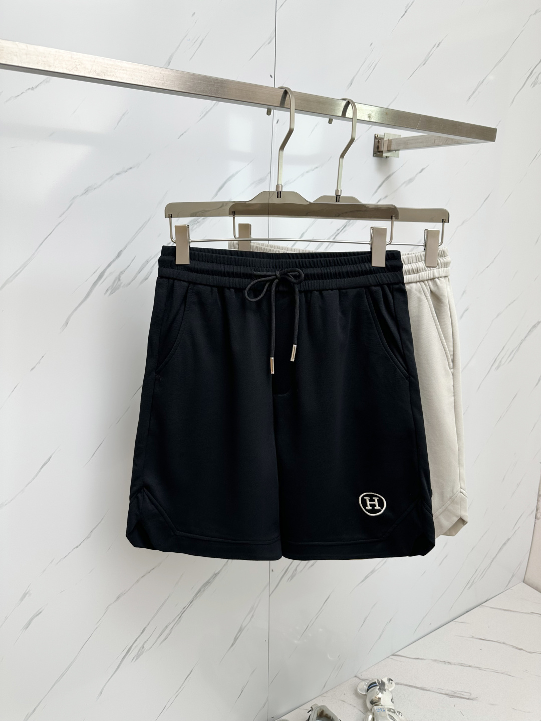 NO:146376,H 2025 spring and summer new style, couple shorts high version, original custom top-grade fabric, the same high-density fabric as internet celebrities, the customization is very high-end and stylish!  The fabric feels very comfortable and a super versatile and beautiful shorts!  !  Complete three standards, same style for men and women, essential models for human hands Size M-3XL, shorts, alexander wang19860909H 2025春夏新款提 情侣款短裤高版本 原版定制顶级面料,网红明星同款高密度面料,定制很高档、很有范儿！面料手感非常舒服 超级百搭好看的一款短裤！！三标齐全 男女同款 人手必备款 尺码M-3XL,,shorts,alexander wang,Men's clothing