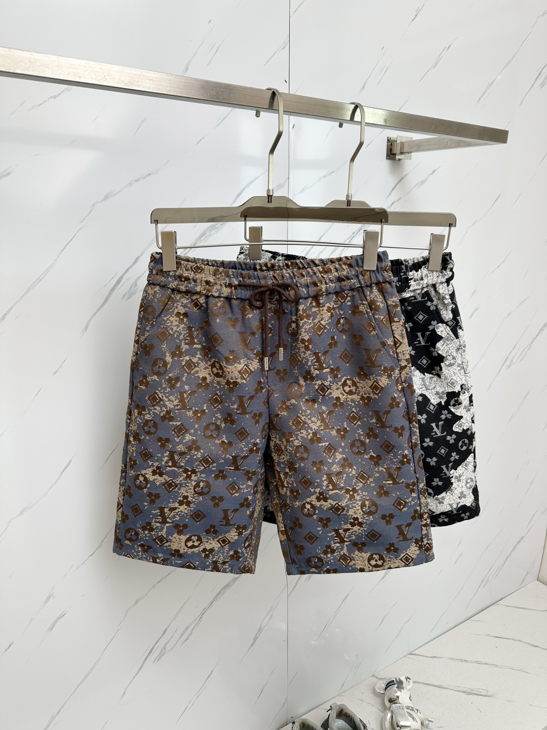 NO:146445,LV 2025 Spring and Summer New Style Couple Shorts High Version Original Customized Top Fabric, the same high-density fabric as Internet celebrities, the customization is very high-end and stylish!  The fabric feels very comfortable and a super versatile and beautiful shorts!  !  Complete three standards, same style for men and women, essential models for human hands Size M-3XL,,louis vuitton, shorts,alexander wang19860909LV 2025春夏新款提 情侣款短裤高版本 原版定制顶级面料,网红明星同款高密度面料,定制很高档、很有范儿！面料手感非常舒服 超级百搭好看的一款短裤！！三标齐全 男女同款 人手必备款 尺码M-3XL,,louis vuitton,shorts,alexander wang,Men's clothing