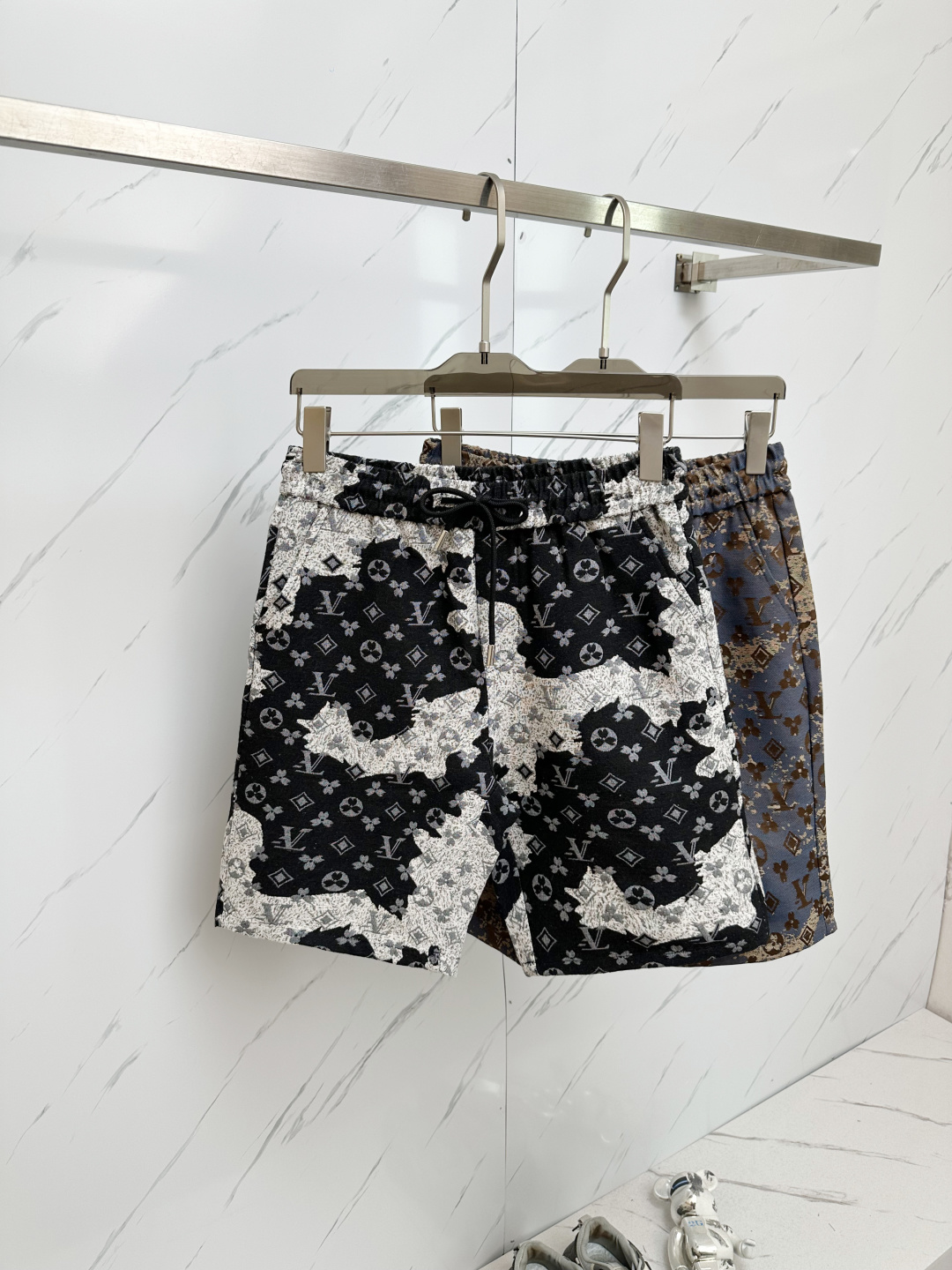 NO:439347,LV 2025 Spring and Summer New Style Couple Shorts High Version Original Customized Top Fabric, the same high-density fabric as Internet celebrities, the customization is very high-end and stylish!  The fabric feels very comfortable and a super versatile and beautiful shorts!  !  Complete three standards, same style for men and women, essential models for human hands Size M-3XL,,louis vuitton, shorts,alexander wang19860909LV 2025春夏新款提 情侣款短裤高版本 原版定制顶级面料,网红明星同款高密度面料,定制很高档、很有范儿！面料手感非常舒服 超级百搭好看的一款短裤！！三标齐全 男女同款 人手必备款 尺码M-3XL,,louis vuitton,shorts,alexander wang,Men's clothing