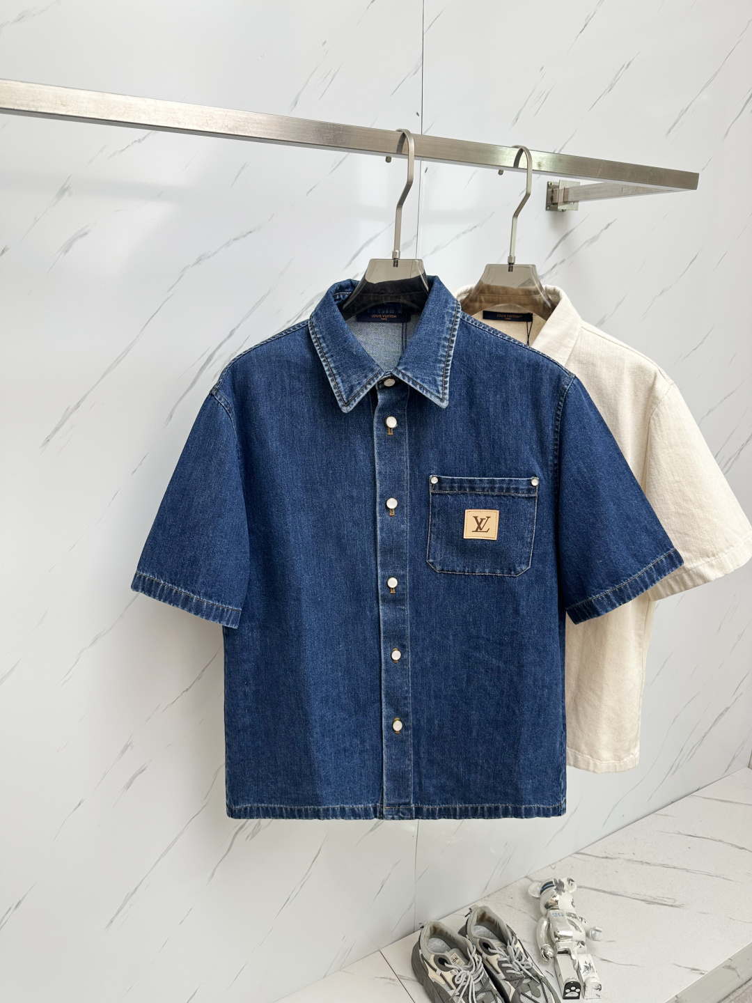 NO:150048,Lv 2025 summer new style denim half-sleeved jacket fixed woven YB crisp denim fabric fixed dye counter pair color dark blue tone, slim and crisp style same as men and women The highest version is available Size XS—L,,louis vuitton, jackets & coats,alexander wang19860909Lv 2025夏季新款 牛仔半袖外套 定织YB挺括牛仔面料 定染专柜对版对色深蓝色调,,修身挺括版型 男女同款 最高版发售 尺码XS—L,,louis vuitton,jackets & coats,alexander wang,Men's clothing