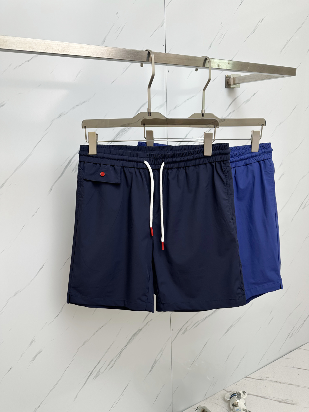 NO:153054,Kito's new spring and summer shorts show low-key luxury in classic tones. The elastic waist and drawstring design take into account comfort and fashion, and can be adjusted as you like. The neat style modifies the leg lines, simple and atmospheric. The exquisite brand logo reveals the brand style in a low-key manner, whether it is a casual T-shirt walking on the street or wearing it during sports, it can show a unique fashion attitude and excellent quality. Size 48-58,, shorts,tees, t-shirt, alexander wang19860909Kito春夏新品短裤,以经典色调彰显低调奢华.松紧腰头搭配抽绳设计,兼顾舒适与时尚,可随心调节.利落的版型,修饰腿部线条,简约又大气.精致的品牌标识logo低调中透露品牌格调,无论是搭配休闲T恤漫步街头,还是运动时穿着,都能展现出独特的时尚态度与卓越品质. 尺码48-58,,shorts,tees，t-shirt,alexander wang,Men's clothing