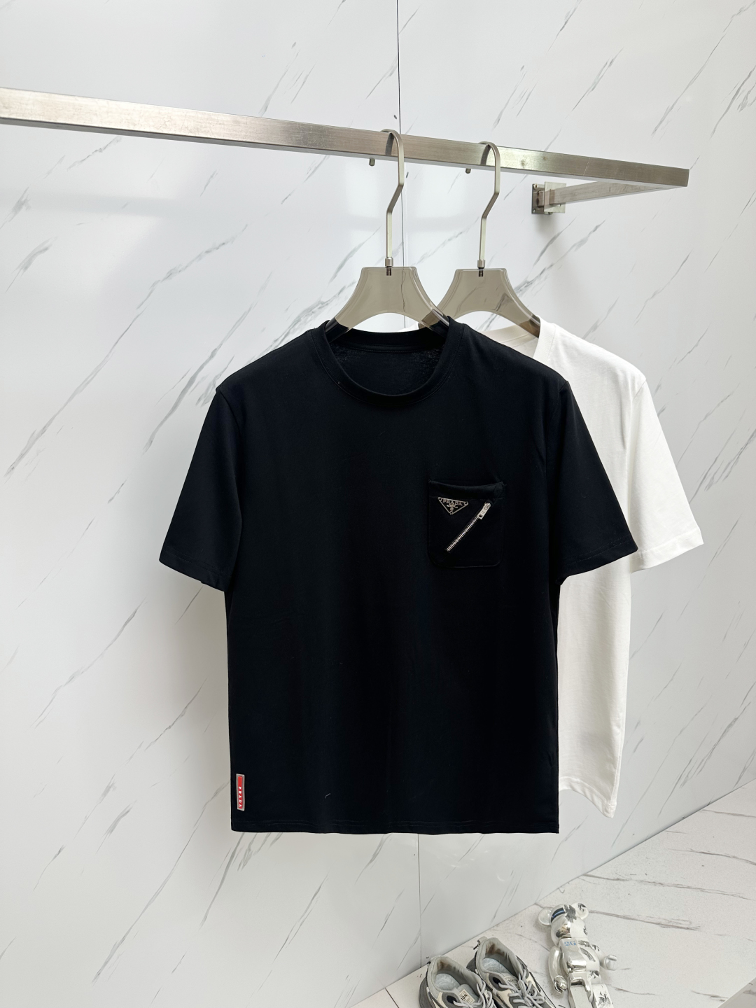 Prada T-shirt à Manches Courtes et Col Rond - Un Classique Indémodable