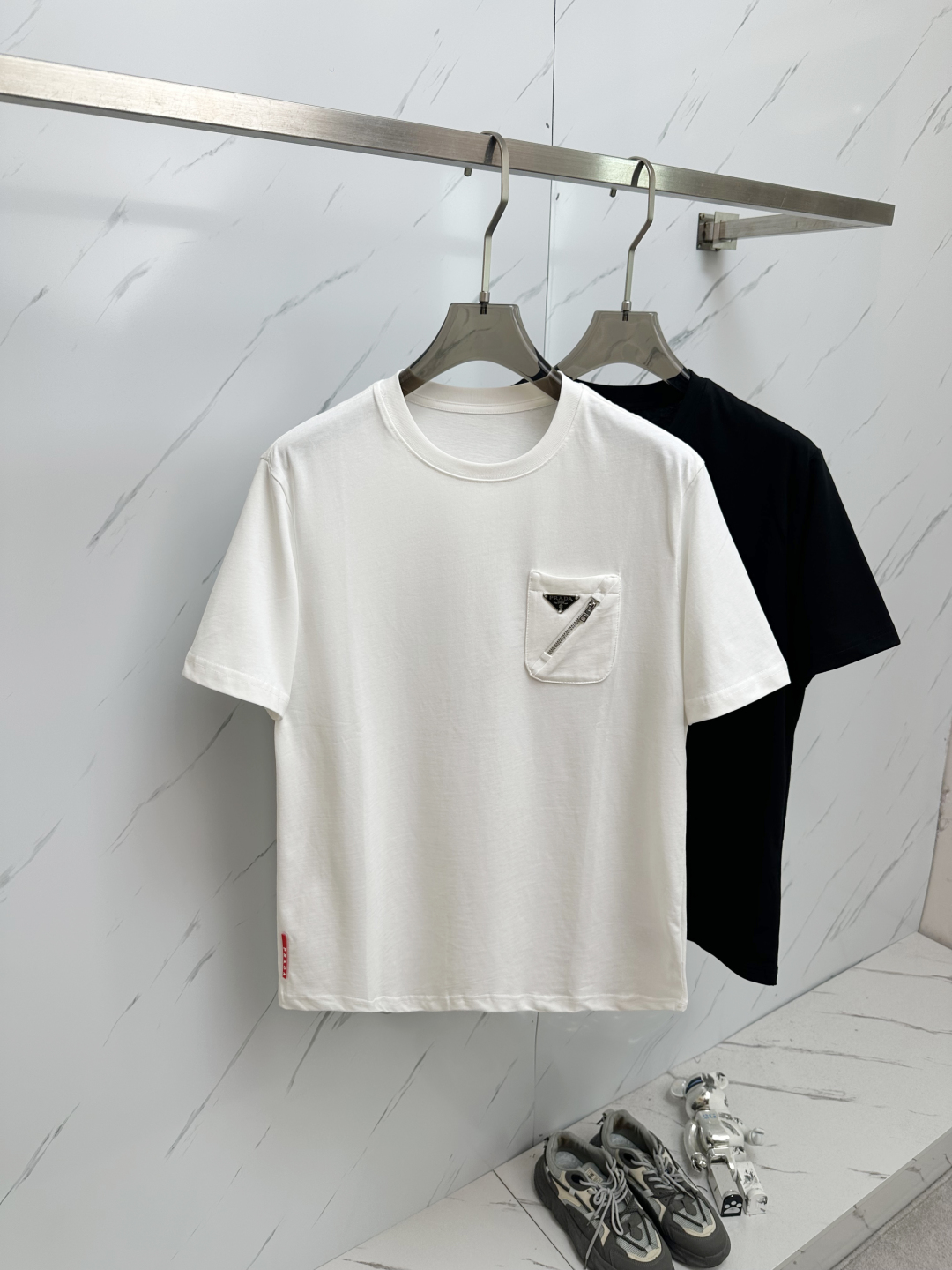 Prada Camiseta de Manga Corta con Bolsillo - Elegancia y Comodidad