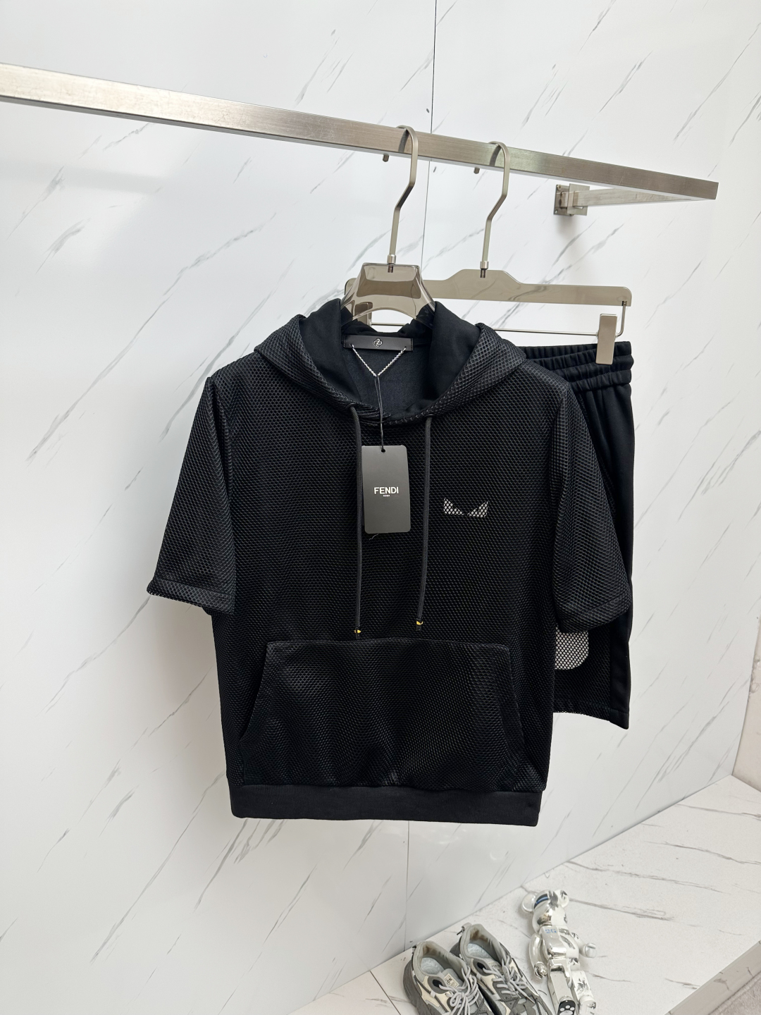 סט מכנסיים קצרים וקפוצ'ון שחור של Fendi לגברים - סט אופנתי ונוח 2 cmp i1745754017850 1634 0 0