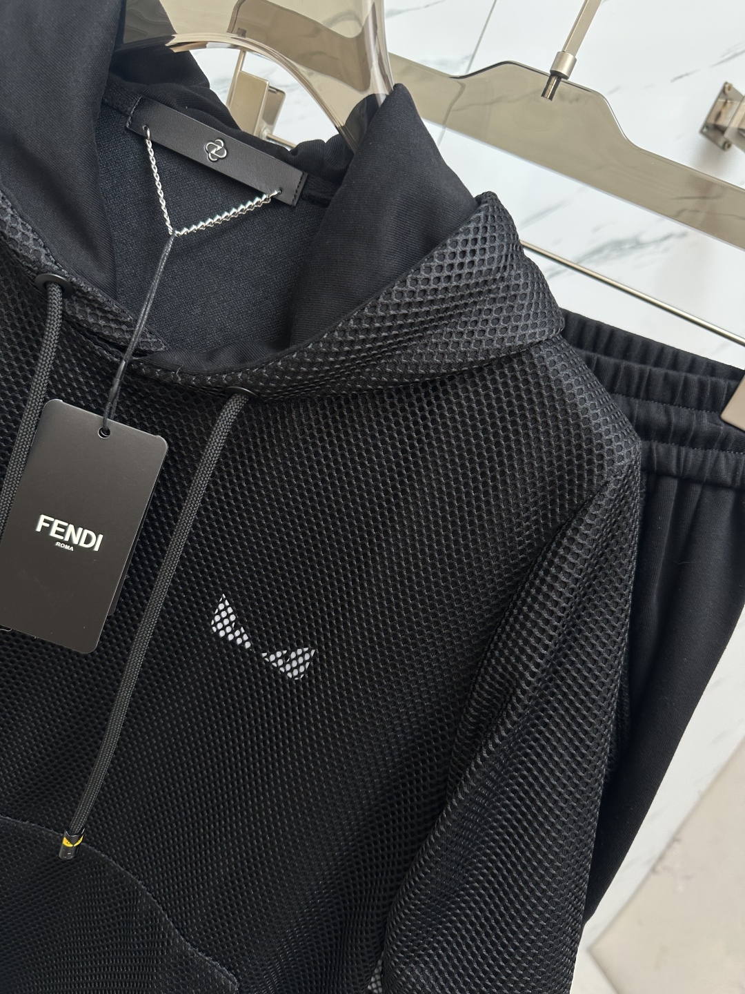 סט מכנסיים קצרים וקפוצ'ון שחור של Fendi לגברים - סט אופנתי ונוח 6 cmp i1745754018582 9760 0 4