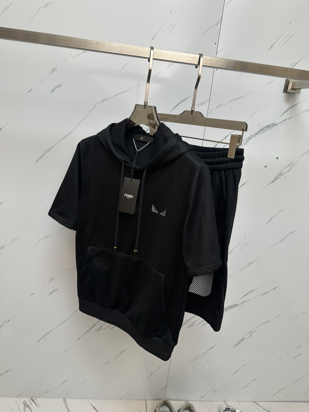 סט מכנסיים קצרים וקפוצ'ון שחור של Fendi לגברים - סט אופנתי ונוח 8 cmp i1745754020420 1899 0 6