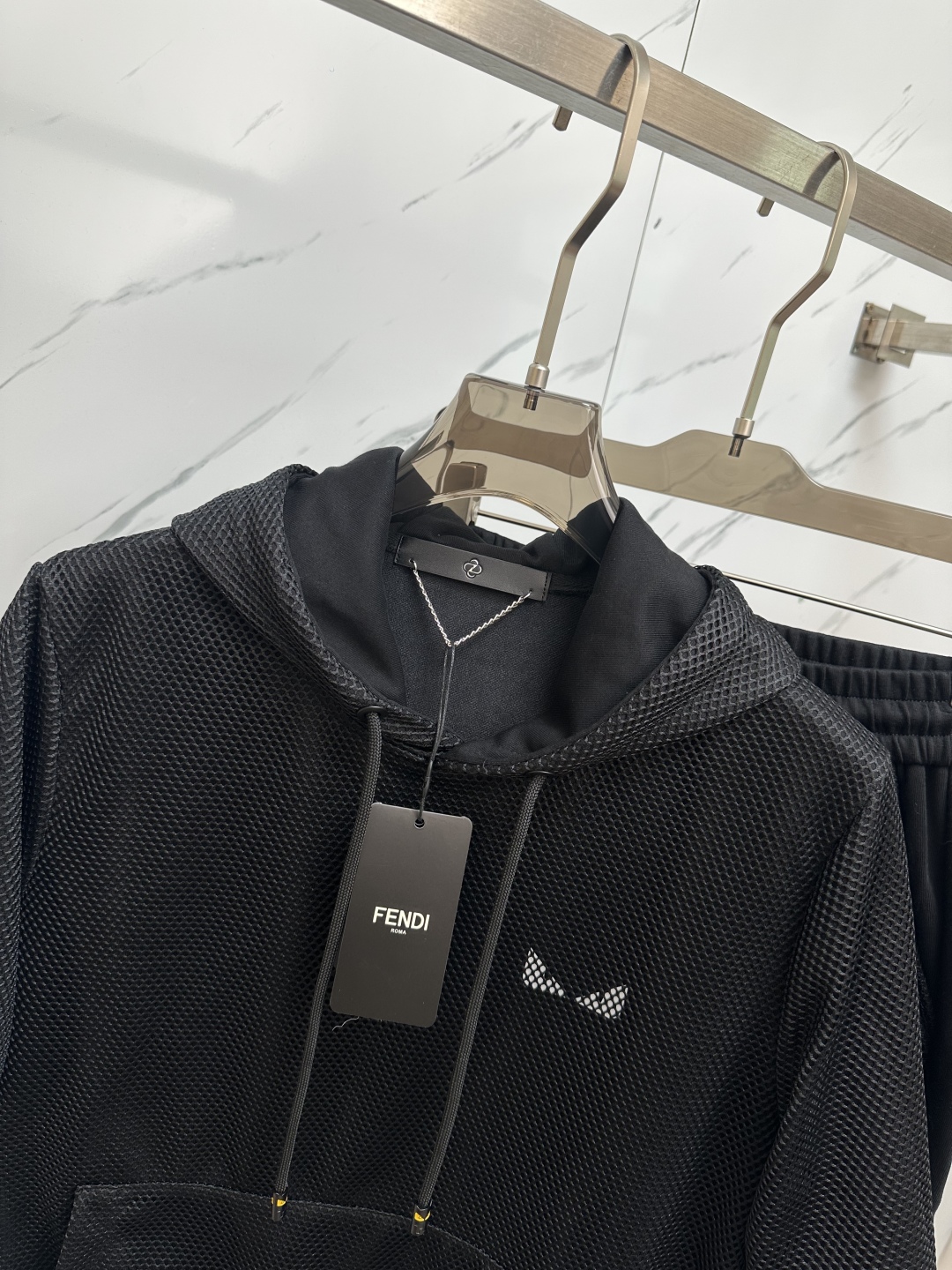 סט מכנסיים קצרים וקפוצ'ון שחור של Fendi לגברים - סט אופנתי ונוח 4 cmp i1745754020493 2510 0 2