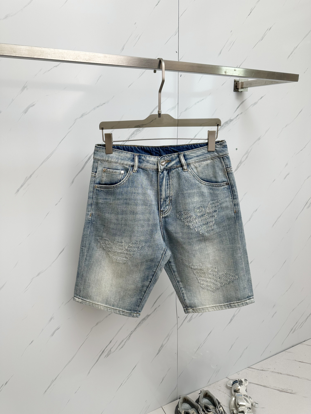 NO:428438,The official website counter is available at the same time, original singles are ruthless, super stylish 5-point denim shorts. Customized original washing denim fabric, unique design, top-grade printed craft letter pattern logo, original hardware and auxiliary decoration, extremely superior jeans. The materials and craftsmanship are extremely luxurious and exquisite, extremely high-end, handsome and stylish, recommended. Number of codes 29-38, shorts, jeans, alexander wang19860909官网专柜同步有售,原单狠货,超级有范儿的一款5分牛仔短裤 定制原版水洗牛仔面料,独特设计,顶级印花工艺字母图案logo,原版五金辅料装饰,极为翘楚的一款牛仔裤,用料与工艺都极致奢华精湛,档次极高,上身帅气有型,推荐 码数29—38,,shorts,jeans,alexander wang,Men's clothing