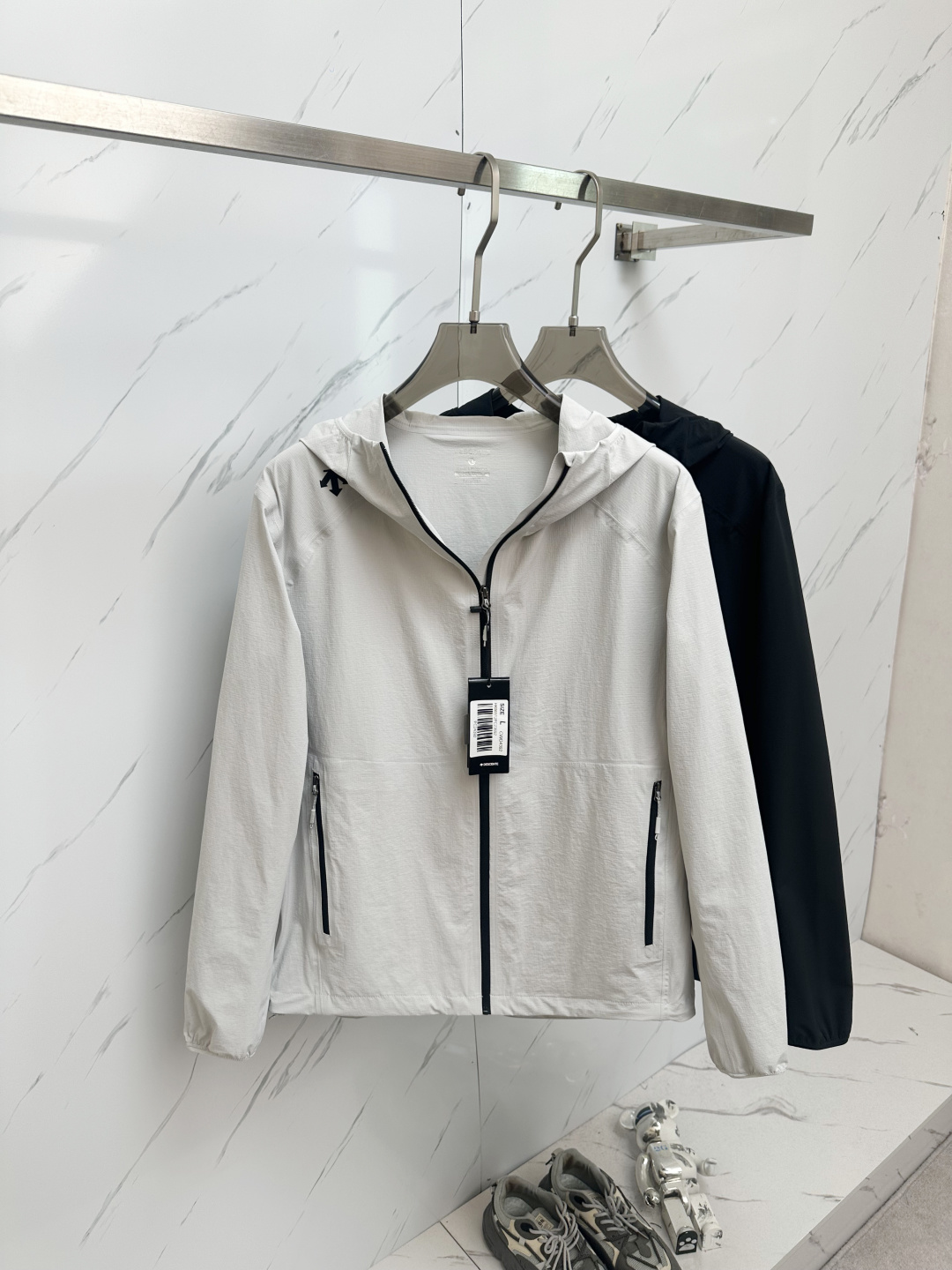 NO:430452,Desante DESCENTE2025 Men's Jacket Sunscreen Clothing #New Outdoor Lightweight Sunscreen Clothing is launched, the overall advanced and fashionable design breaks the designer's previous traditional style! The fabric is made of polyester fiber, with a light and silky feel and a very shiny feel. It is light and comfortable to wear, and it is excellent breathable and sweat-free. It can also be worn as a summer sunscreen clothing, which can be easily matched across the year!  Hooded design, fashion sense and the unique luxury tone of the brand!  The upper body will definitely make you the focus of the audience. The daily wear, layered or mixed items are super eye-catching. It is simple and clean, but it can give you a unique dress effect!  Size 48-56 M-XXXL,,jackets & coats,jackets & coats,hats,alexander wang19860909迪桑特 DESCENTE2025男士夹克防晒服#全新户外轻薄防晒外套上线,整体超前时髦的设计,打破设计师以往的传统风格!面料采用聚酯纤维成分打造,手感轻薄丝滑且极具光泽感,着身轻盈舒适,绝佳的透气排汗性,亦可作为夏季防晒服穿着,轻松横跨一年四季搭配！连帽设计,时尚感与品牌独有的奢华调性！上身绝对会让你成为全场焦点,日常单穿、叠穿或作为混搭单品穿着都超级抢眼,简洁干净却又能给你与众不同的着装效果！ 尺码48-56 M-XXXL,,jackets & coats,jackets & coats,hats,alexander wang,Men's clothing