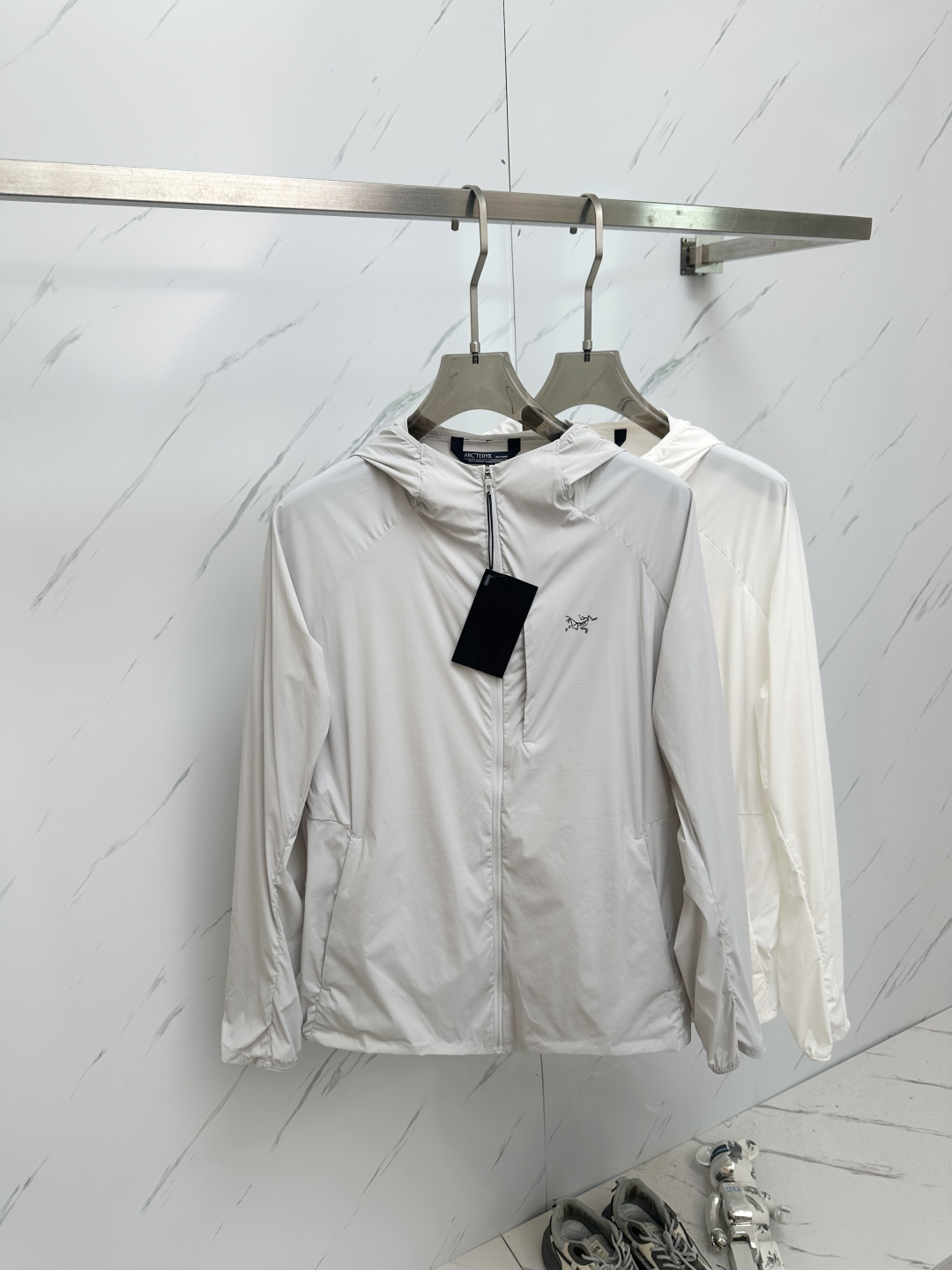 NO:430458,ARC'TERYX Men's Hooded Jacket Sun Protection Clothes #New Outdoor Lightweight Sun Protection Clothes are launched, with an overall advanced and fashionable design that breaks the designer's previous traditional style! The fabric is made of polyester fiber, with a light and silky feel and a very shiny feel. It is light and comfortable to wear, and it is excellent breathable and sweat-free. It can also be worn as a summer sun protection clothing, which can be easily matched across the year!  Hooded design, fossil logo on the chest, fashion sense and the unique luxury tone of the brand!  The upper body will definitely make you the focus of the audience. The daily wear, layered or mixed items are super eye-catching. It is simple and clean, but it can give you a unique dress effect!  There is a zippered pocket on the chest to facilitate storing small items such as mobile phones, passports, etc., to meet business commuting and daily outdoor sports needs Size S-2XL, arc'teryx, jackets & coats, jackets & coats, hats, alexander wang19860909ARC‘TERYX 始祖鸟 男士连帽夹克防晒服#全新户外轻薄防晒外套上线,整体超前时髦的设计,打破设计师以往的传统风格!面料采用聚酯纤维成分打造,手感轻薄丝滑且极具光泽感,着身轻盈舒适,绝佳的透气排汗性,亦可作为夏季防晒服穿着,轻松横跨一年四季搭配！连帽设计,胸前化石logo 时尚感与品牌独有的奢华调性！上身绝对会让你成为全场焦点,日常单穿、叠穿或作为混搭单品穿着都超级抢眼,简洁干净却又能给你与众不同的着装效果！胸前设有拉链口袋,方便存放手机、护照等小物件,,满足商务通勤与日常户外运动需求 尺码S—2XL,arc'teryx,jackets & coats,jackets & coats,hats,alexander wang,Men's clothing