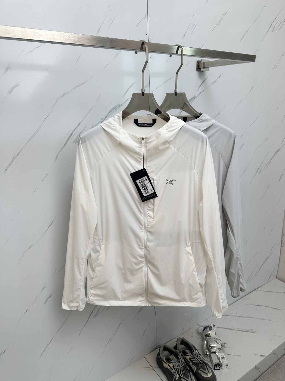 NO:471697,ARC'TERYX Men's Hooded Jacket Sun Protection Clothes #New Outdoor Lightweight Sun Protection Clothes are launched, with an overall advanced and fashionable design that breaks the designer's previous traditional style! The fabric is made of polyester fiber, with a light and silky feel and a very shiny feel. It is light and comfortable to wear, and it is excellent breathable and sweat-free. It can also be worn as a summer sun protection clothing, which can be easily matched across the year!  Hooded design, fossil logo on the chest, fashion sense and the unique luxury tone of the brand!  The upper body will definitely make you the focus of the audience. The daily wear, layered or mixed items are super eye-catching. It is simple and clean, but it can give you a unique dress effect!  There is a zippered pocket on the chest to facilitate storing small items such as mobile phones, passports, etc., to meet business commuting and daily outdoor sports needs Size S-2XL, arc'teryx, jackets & coats, jackets & coats, hats, alexander wang19860909ARC‘TERYX 始祖鸟 男士连帽夹克防晒服#全新户外轻薄防晒外套上线,整体超前时髦的设计,打破设计师以往的传统风格!面料采用聚酯纤维成分打造,手感轻薄丝滑且极具光泽感,着身轻盈舒适,绝佳的透气排汗性,亦可作为夏季防晒服穿着,轻松横跨一年四季搭配！连帽设计,胸前化石logo 时尚感与品牌独有的奢华调性！上身绝对会让你成为全场焦点,日常单穿、叠穿或作为混搭单品穿着都超级抢眼,简洁干净却又能给你与众不同的着装效果！胸前设有拉链口袋,方便存放手机、护照等小物件,,满足商务通勤与日常户外运动需求 尺码S—2XL,arc'teryx,jackets & coats,jackets & coats,hats,alexander wang,Men's clothing