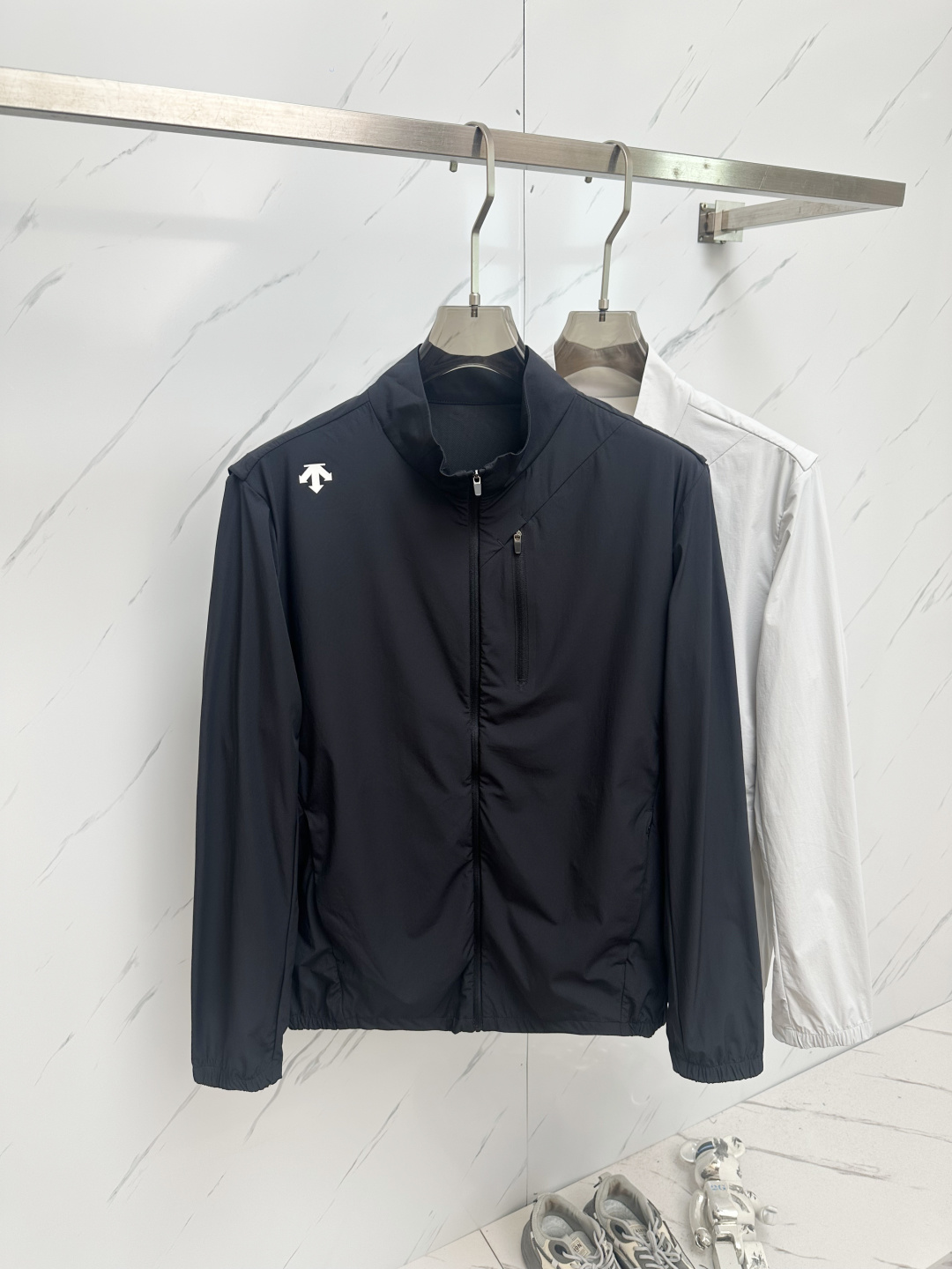 NO:471701,Desante DESCENTE2025 Men's Jacket Sunscreen Clothing #New Outdoor Lightweight Sunscreen Clothing is launched, the overall advanced and fashionable design breaks the designer's previous traditional style! The fabric is made of polyester fiber, with a light and silky feel and a very shiny feel. It is light and comfortable to wear, and it is excellent breathable and sweat-free. It can also be worn as a summer sunscreen clothing, which can be easily matched across the year!  Hooded design, fashion sense and the unique luxury tone of the brand!  The upper body will definitely make you the focus of the audience. The daily wear, layered or mixed items are super eye-catching. It is simple and clean, but it can give you a unique dress effect!  Size 48-56 M-XXXL,,jackets & coats,jackets & coats,hats,alexander wang19860909迪桑特 DESCENTE2025男士夹克防晒服#全新户外轻薄防晒外套上线,整体超前时髦的设计,打破设计师以往的传统风格!面料采用聚酯纤维成分打造,手感轻薄丝滑且极具光泽感,着身轻盈舒适,绝佳的透气排汗性,亦可作为夏季防晒服穿着,轻松横跨一年四季搭配！连帽设计,时尚感与品牌独有的奢华调性！上身绝对会让你成为全场焦点,日常单穿、叠穿或作为混搭单品穿着都超级抢眼,简洁干净却又能给你与众不同的着装效果！ 尺码48-56 M-XXXL,,jackets & coats,jackets & coats,hats,alexander wang,Men's clothing