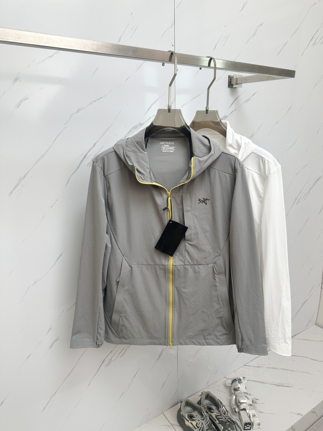 NO:430464,ARC'TERYX Men's Hooded Jacket Sun Protection Clothes #New Outdoor Lightweight Sun Protection Clothes are launched, with an overall advanced and fashionable design that breaks the designer's previous traditional style! The fabric is made of polyester fiber, with a light and silky feel and a very shiny feel. It is light and comfortable to wear, and it is excellent breathable and sweat-free. It can also be worn as a summer sun protection clothing, which can be easily matched across the year!  Hooded design, fossil logo on the chest, fashion sense and the unique luxury tone of the brand!  The upper body will definitely make you the focus of the audience. The daily wear, layered or mixed items are super eye-catching. It is simple and clean, but it can give you a unique dress effect!  There is a zippered pocket on the chest to facilitate storing small items such as mobile phones, passports, etc., to meet business commuting and daily outdoor sports needs Size M-3XL, arc'teryx, jackets & coats, jackets & coats,hats,alexander wang19860909ARC‘TERYX 始祖鸟 男士连帽夹克防晒服#全新户外轻薄防晒外套上线,整体超前时髦的设计,打破设计师以往的传统风格!面料采用聚酯纤维成分打造,手感轻薄丝滑且极具光泽感,着身轻盈舒适,绝佳的透气排汗性,亦可作为夏季防晒服穿着,轻松横跨一年四季搭配！连帽设计,胸前化石logo 时尚感与品牌独有的奢华调性！上身绝对会让你成为全场焦点,日常单穿、叠穿或作为混搭单品穿着都超级抢眼,简洁干净却又能给你与众不同的着装效果！胸前设有拉链口袋,方便存放手机、护照等小物件,,满足商务通勤与日常户外运动需求 尺码M—3XL,arc'teryx,jackets & coats,jackets & coats,hats,alexander wang,Men's clothing