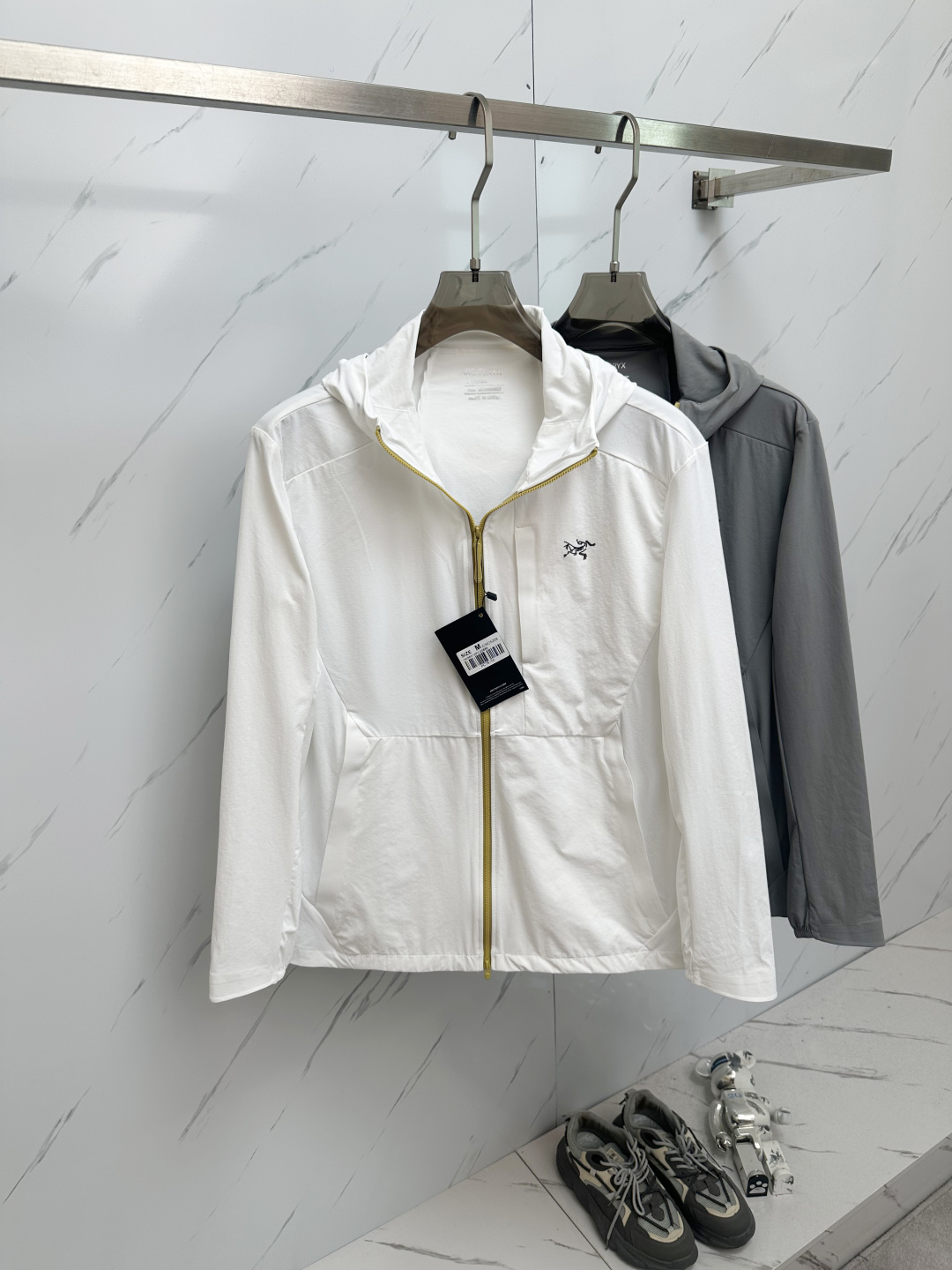 NO:471719,ARC'TERYX Men's Hooded Jacket Sun Protection Clothes #New Outdoor Lightweight Sun Protection Clothes are launched, with an overall advanced and fashionable design that breaks the designer's previous traditional style! The fabric is made of polyester fiber, with a light and silky feel and a very shiny feel. It is light and comfortable to wear, and it is excellent breathable and sweat-free. It can also be worn as a summer sun protection clothing, which can be easily matched across the year!  Hooded design, fossil logo on the chest, fashion sense and the unique luxury tone of the brand!  The upper body will definitely make you the focus of the audience. The daily wear, layered or mixed items are super eye-catching. It is simple and clean, but it can give you a unique dress effect!  There is a zippered pocket on the chest to facilitate storing small items such as mobile phones, passports, etc., to meet business commuting and daily outdoor sports needs Size M-3XL, arc'teryx, jackets & coats, jackets & coats,hats,alexander wang19860909ARC‘TERYX 始祖鸟 男士连帽夹克防晒服#全新户外轻薄防晒外套上线,整体超前时髦的设计,打破设计师以往的传统风格!面料采用聚酯纤维成分打造,手感轻薄丝滑且极具光泽感,着身轻盈舒适,绝佳的透气排汗性,亦可作为夏季防晒服穿着,轻松横跨一年四季搭配！连帽设计,胸前化石logo 时尚感与品牌独有的奢华调性！上身绝对会让你成为全场焦点,日常单穿、叠穿或作为混搭单品穿着都超级抢眼,简洁干净却又能给你与众不同的着装效果！胸前设有拉链口袋,方便存放手机、护照等小物件,,满足商务通勤与日常户外运动需求 尺码M—3XL,arc'teryx,jackets & coats,jackets & coats,hats,alexander wang,Men's clothing