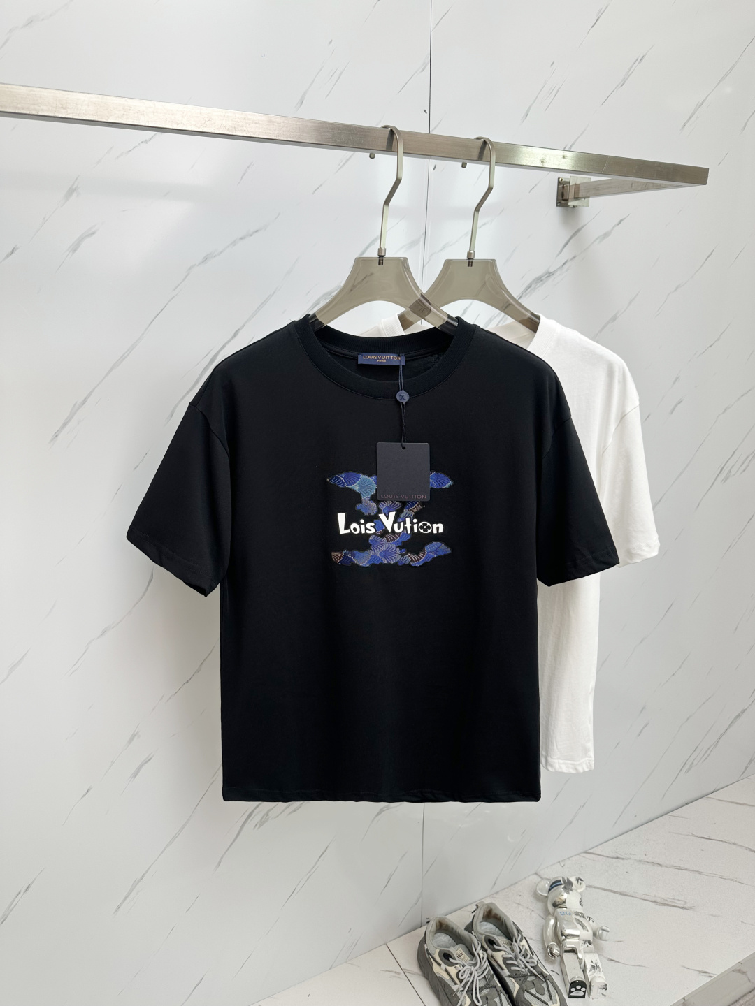 NO:450295,Lv 2025 spring and summer new style first-time counter latest short-sleeved round-neck T-shirt, high-end customization, avant-garde and fashionable design!  Brand logo heavy craft design, high-end customized 280g fabric, soft feel, comfortable to wear, exquisite counter-level car line, fine workmanship, invincible and handsome upper body effect!  A must-have item for handsome men!  Color gray. White. Number S-2XL, louis vuitton, T-shirt,tees, t-shirt,alexander wang19860909Lv 2025春夏新款首发专柜最新款短袖圆领T恤 高端订制 设计前卫时尚！品牌logo重工艺设计 高端定制280克面料.手感柔软.穿着舒适.专柜级别精致车线.做工精细.上身效果无敌帅气！型男必备单品！颜色灰色.白色.码数S—2XL,,louis vuitton,T-shirt,tees，t-shirt,alexander wang,Men's clothing