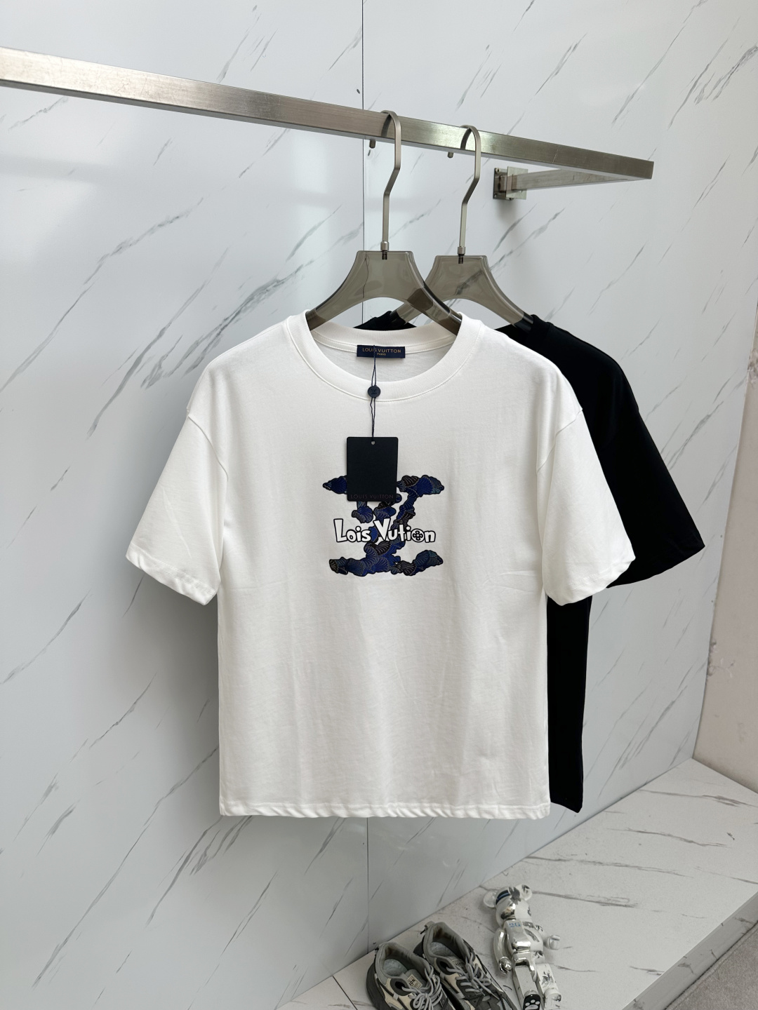NO:450290,LV 2025 spring and summer new style first-time counter latest short-sleeved round-neck T-shirt, high-end customization, avant-garde and fashionable design!  Brand logo heavy craft design, high-end customized 280g fabric, soft feel, comfortable to wear, exquisite counter-level car line, fine workmanship, invincible and handsome upper body effect!  A must-have item for handsome men!  Color gray. White. Number S-2XL, louis vuitton, T-shirt,tees, t-shirt,alexander wang19860909LV 2025春夏新款首发专柜最新款短袖圆领T恤 高端订制 设计前卫时尚！品牌logo重工艺设计 高端定制280克面料.手感柔软.穿着舒适.专柜级别精致车线.做工精细.上身效果无敌帅气！型男必备单品！颜色灰色.白色.码数S—2XL,,louis vuitton,T-shirt,tees，t-shirt,alexander wang,Men's clothing