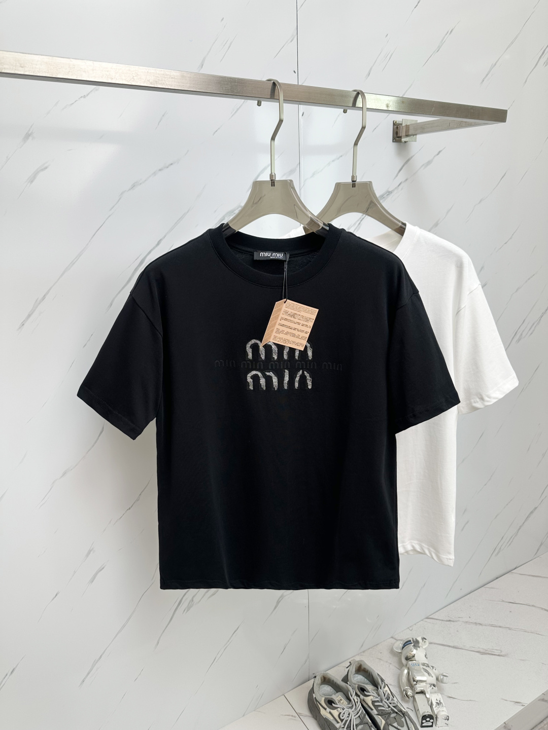 NO:450285,Miumiu 2025 spring and summer new style first-time counter latest short-sleeved round-neck T-shirt, high-end customization, avant-garde and fashionable design!  Brand logo heavy craft design, high-end customized 280g fabric, soft feel, comfortable to wear, exquisite counter-level car line, fine workmanship, invincible and handsome upper body effect!  A must-have item for handsome men!  Color gray. White. Number S-2XL, miumiu, T-shirt,tees, t-shirt,alexander wang19860909miumiu 2025春夏新款首发专柜最新款短袖圆领T恤 高端订制 设计前卫时尚！品牌logo重工艺设计 高端定制280克面料.手感柔软.穿着舒适.专柜级别精致车线.做工精细.上身效果无敌帅气！型男必备单品！颜色灰色.白色.码数S—2XL,,miumiu,T-shirt,tees，t-shirt,alexander wang,Men's clothing