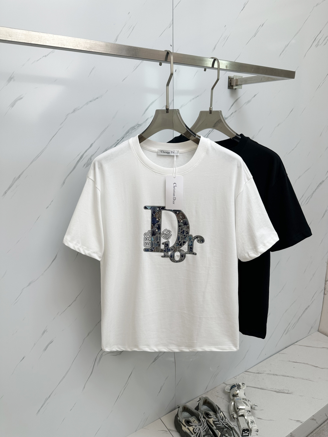 NO:450300,DIOR 2025 spring and summer new style first-time counter latest short-sleeved round-neck T-shirt, high-end customization, avant-garde and fashionable design!  Brand logo heavy craft design, high-end customized 280g fabric, soft feel, comfortable to wear, exquisite counter-level car line, fine workmanship, invincible and handsome upper body effect!  A must-have item for handsome men!  Color gray. White. Number S-2XL, dior, T-shirt,tees, t-shirt,alexander wang19860909DIOR 2025春夏新款首发专柜最新款短袖圆领T恤 高端订制 设计前卫时尚！品牌logo重工艺设计 高端定制280克面料.手感柔软.穿着舒适.专柜级别精致车线.做工精细.上身效果无敌帅气！型男必备单品！颜色灰色.白色.码数S—2XL,,dior,T-shirt,tees，t-shirt,alexander wang,Men's clothing