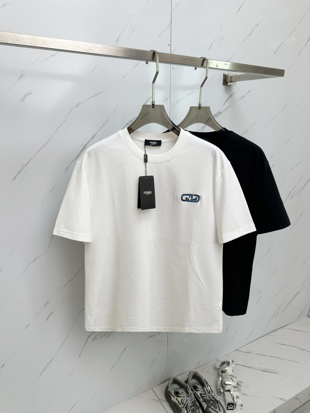 NO:450255,FD 2025 spring and summer new style first-time counter latest short-sleeved round-neck T-shirt, high-end customization, avant-garde and fashionable design!  Brand logo heavy craft design, high-end customized 280g fabric, soft feel, comfortable to wear, exquisite counter-level car line, fine workmanship, invincible and handsome upper body effect!  A must-have item for handsome men!  Color gray. White. Number of codes M—3XL, T-shirt,tees, t-shirt,alexander wang19860909FD 2025春夏新款首发专柜最新款短袖圆领T恤 高端订制 设计前卫时尚！品牌logo重工艺设计 高端定制280克面料.手感柔软.穿着舒适.专柜级别精致车线.做工精细.上身效果无敌帅气！型男必备单品！颜色灰色.白色.码数M—3XL,,T-shirt,tees，t-shirt,alexander wang,Men's clothing