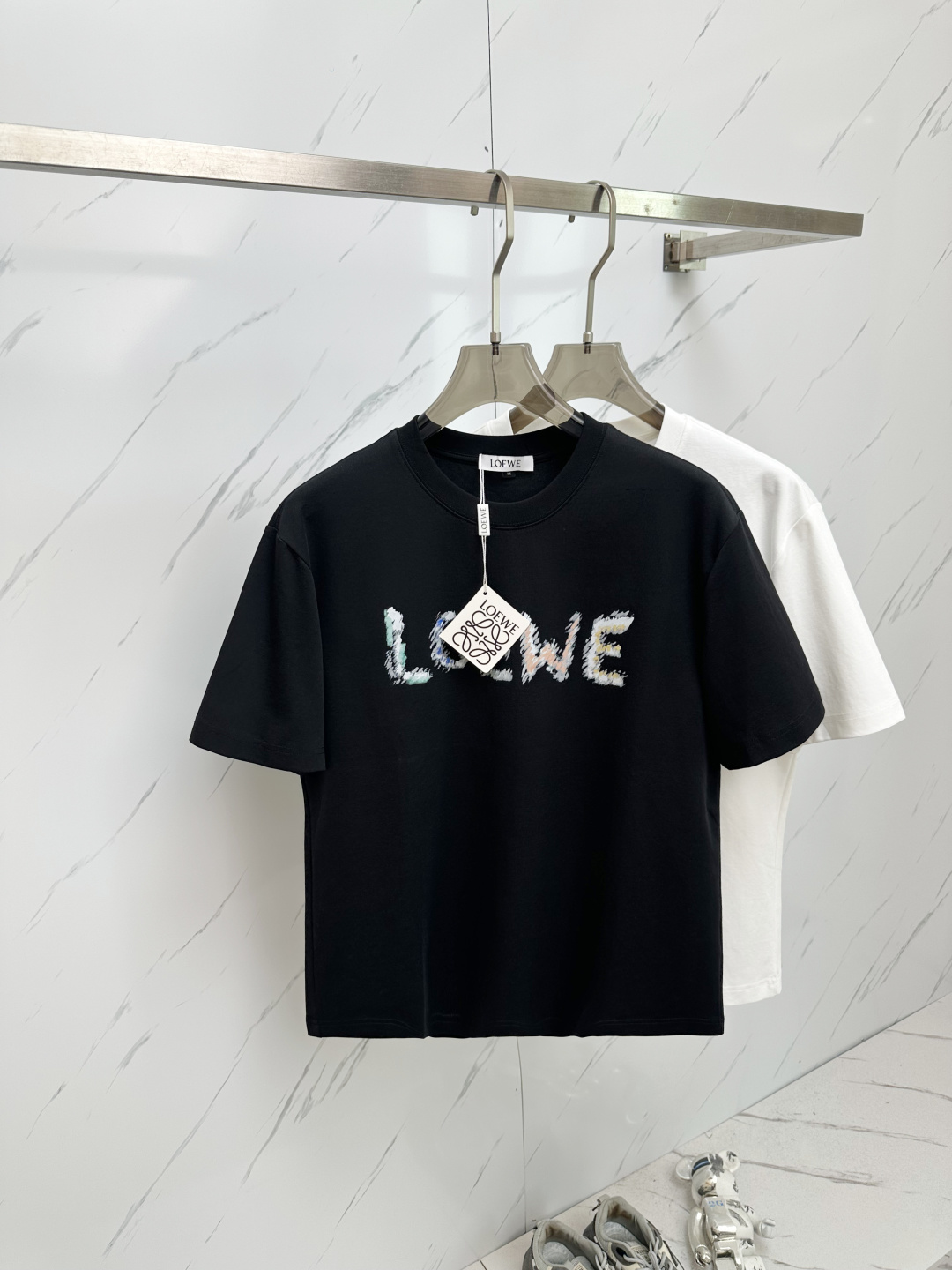 NO:450273,G 2025 spring and summer new style first-time counter latest short-sleeved round-neck T-shirt, high-end customization, avant-garde and fashionable design!  Brand logo heavy craft design, high-end customized 280g fabric, soft feel, comfortable to wear, exquisite counter-level car line, fine workmanship, invincible and handsome upper body effect!  A must-have item for handsome men!  Color gray. White. Number of codes M—3XL, T-shirt,tees, t-shirt,alexander wang19860909G 2025春夏新款首发专柜最新款短袖圆领T恤 高端订制 设计前卫时尚！品牌logo重工艺设计 高端定制280克面料.手感柔软.穿着舒适.专柜级别精致车线.做工精细.上身效果无敌帅气！型男必备单品！颜色灰色.白色.码数M—3XL,,T-shirt,tees，t-shirt,alexander wang,Men's clothing