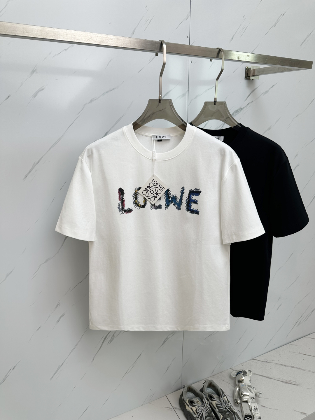 NO:450279,LO EWE 2025 spring and summer new style first-time counter latest short-sleeved round-neck T-shirt, high-end customization, avant-garde and fashionable design!  Brand logo heavy craft design, high-end customized 280g fabric, soft feel, comfortable to wear, exquisite counter-level car line, fine workmanship, invincible and handsome upper body effect!  A must-have item for handsome men!  Color gray. White. Number of codes M—3XL, T-shirt,tees, t-shirt,alexander wang19860909LO EWE 2025春夏新款首发专柜最新款短袖圆领T恤 高端订制 设计前卫时尚！品牌logo重工艺设计 高端定制280克面料.手感柔软.穿着舒适.专柜级别精致车线.做工精细.上身效果无敌帅气！型男必备单品！颜色灰色.白色.码数M—3XL,,T-shirt,tees，t-shirt,alexander wang,Men's clothing