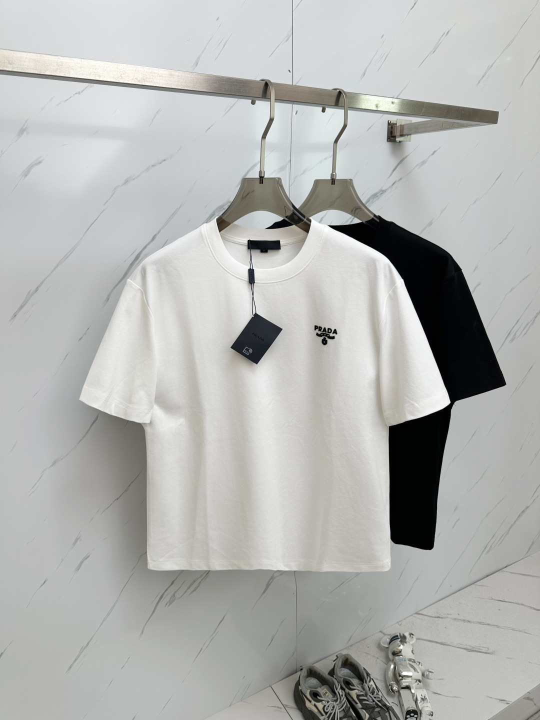 NO:450261,PRADA's new spring and summer new style first-time counter latest short-sleeved round-neck T-shirt, high-end customization, avant-garde and fashionable design!  Brand logo heavy craft design, high-end customized 280g fabric, soft feel, comfortable to wear, exquisite counter-level car line, fine workmanship, invincible and handsome upper body effect!  A must-have item for handsome men!  Color gray. White. Code number M-3XL, prada, T-shirt,tees, t-shirt,alexander wang19860909PRADA 2025春夏新款首发专柜最新款短袖圆领T恤 高端订制 设计前卫时尚！品牌logo重工艺设计 高端定制280克面料.手感柔软.穿着舒适.专柜级别精致车线.做工精细.上身效果无敌帅气！型男必备单品！颜色灰色.白色.码数M—3XL,,prada,T-shirt,tees，t-shirt,alexander wang,Men's clothing