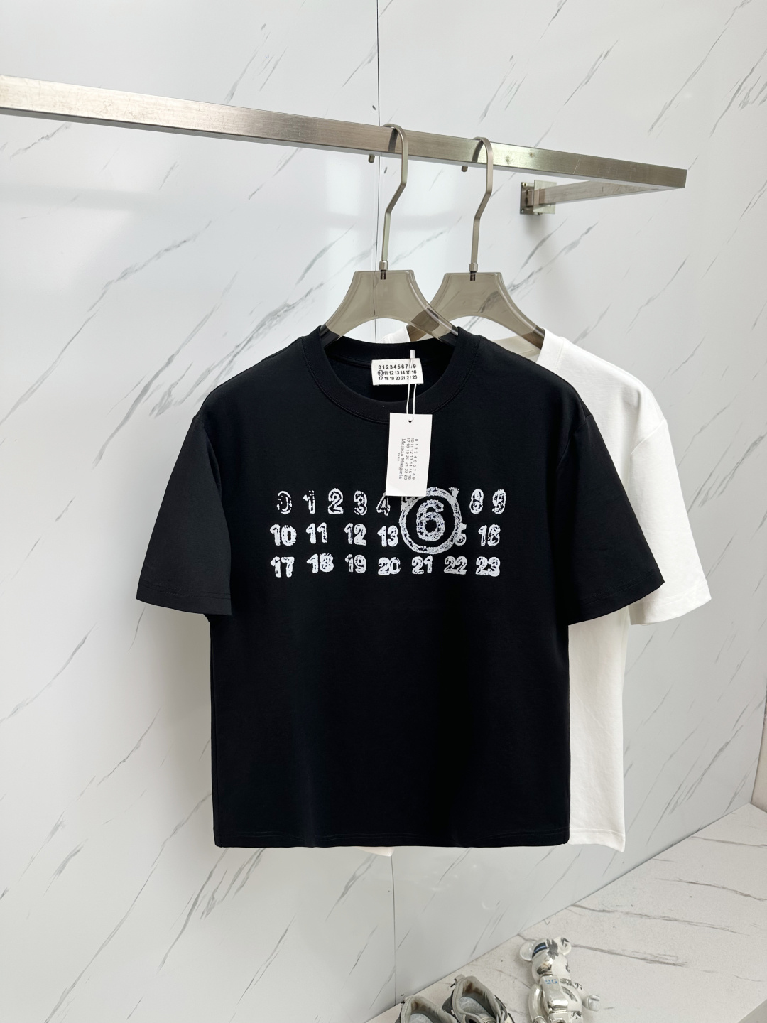 NO:450267,Majila's new spring and summer new style first-time counter has the latest short-sleeved round-neck T-shirt with high-end customization and avant-garde and fashionable design!  Brand logo heavy craft design, high-end customized 280g fabric, soft feel, comfortable to wear, exquisite counter-level car line, fine workmanship, invincible and handsome upper body effect!  A must-have item for handsome men!  Color gray. White. Code number M—3XL,,masion margiela,T-shirt,tees,t-shirt,alexander wang19860909马吉拉 2025春夏新款首发专柜最新款短袖圆领T恤 高端订制 设计前卫时尚！品牌logo重工艺设计 高端定制280克面料.手感柔软.穿着舒适.专柜级别精致车线.做工精细.上身效果无敌帅气！型男必备单品！颜色灰色.白色.码数M—3XL,,masion margiela,T-shirt,tees，t-shirt,alexander wang,Men's clothing