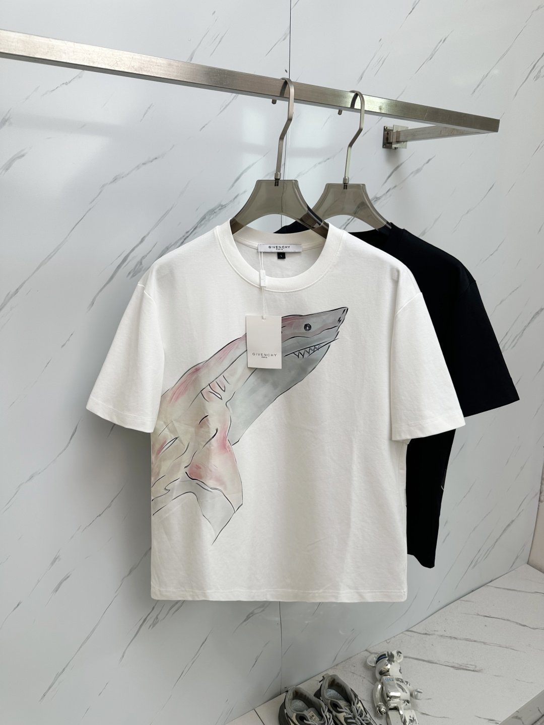 NO:450284,G 2025 spring and summer new style first-time counter latest short-sleeved round-neck T-shirt, high-end customization, avant-garde and fashionable design!  Brand logo heavy craft design, high-end customized 280g fabric, soft feel, comfortable to wear, exquisite counter-level car line, fine workmanship, invincible and handsome upper body effect!  A must-have item for handsome men!  Color gray. White. Number of codes M—3XL, T-shirt,tees, t-shirt,alexander wang19860909G 2025春夏新款首发专柜最新款短袖圆领T恤 高端订制 设计前卫时尚！品牌logo重工艺设计 高端定制280克面料.手感柔软.穿着舒适.专柜级别精致车线.做工精细.上身效果无敌帅气！型男必备单品！颜色灰色.白色.码数M—3XL,,T-shirt,tees，t-shirt,alexander wang,Men's clothing