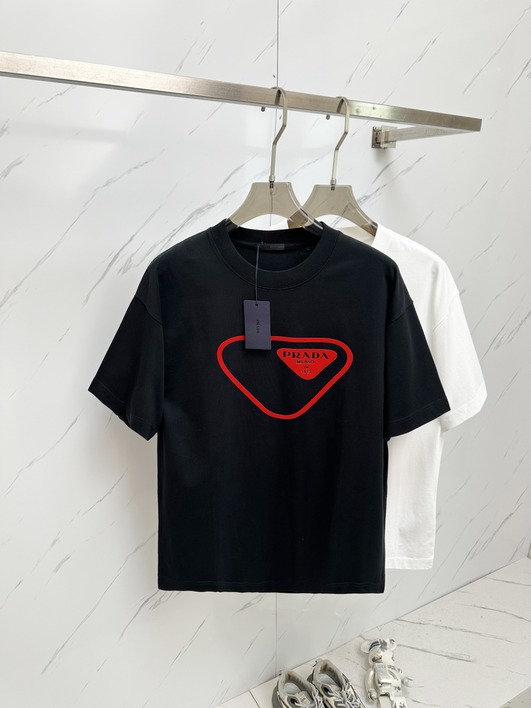 NO:159834,PRADA's new men's round neck short-sleeved T-shirt in spring and summer, sold simultaneously in counters, high-end quality, high-version, classic letter logo design, customized imported cotton fabric, soft and delicate, skin-friendly and comfortable and breathable, casual and simple, and the upper body is very handsome and stylish. A must-have item for men!  Color white black Number S-2XL, prada, T-shirt,tees, t-shirt,alexander wang19860909PRADA 2025春夏新款男士圆领短袖T恤 专柜同步售卖,高端品质 高版本 经典字母logo设计 定制进口纯棉面料 手感柔软细腻 穿着亲肤舒适又透气,休闲又简单,上身非常帅气有型 男士必备单品 ！ 颜色白色 黑色 码数S-2XL,,prada,T-shirt,tees，t-shirt,alexander wang,Men's clothing