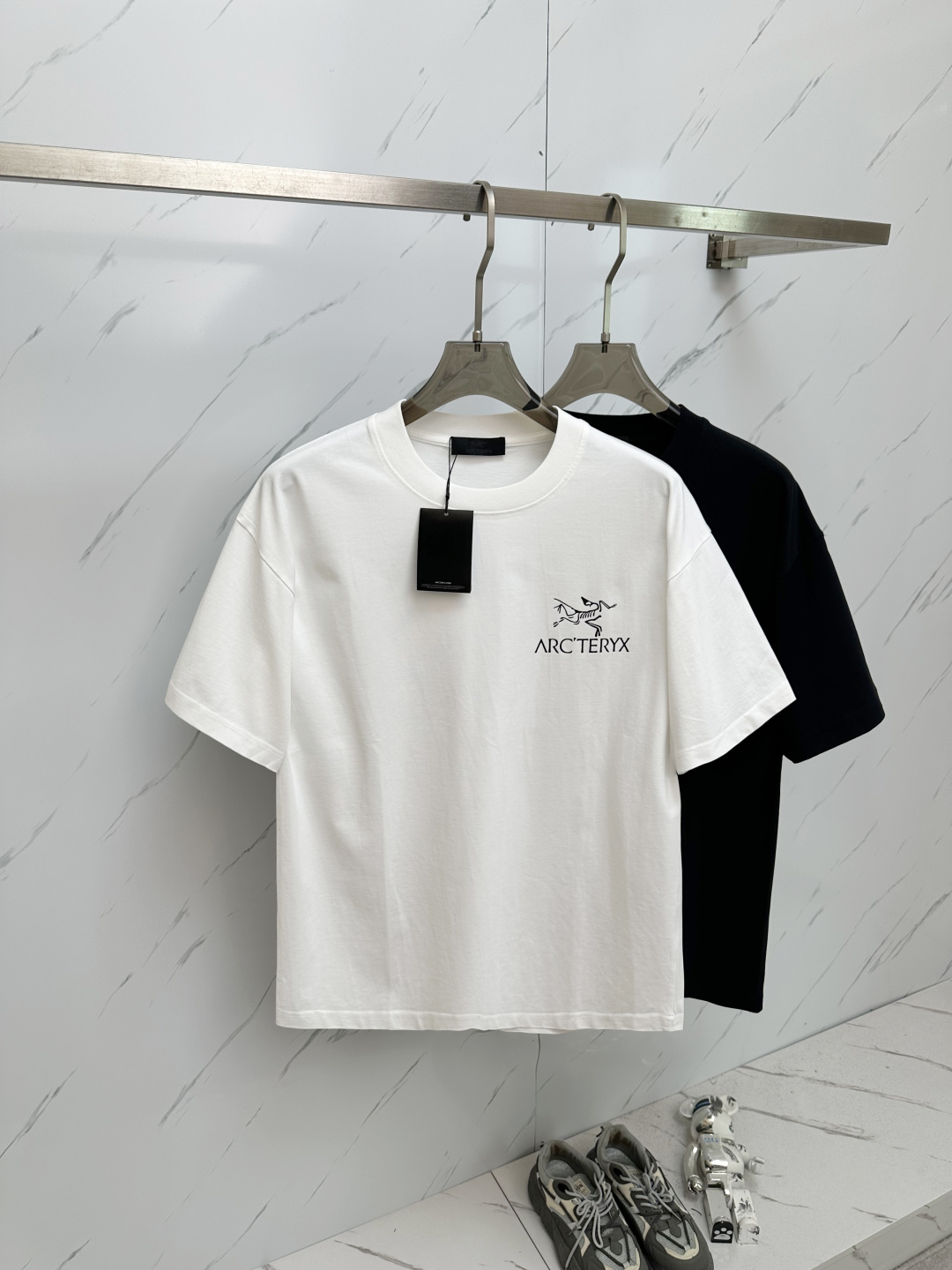 NO:159837,2025 spring and summer new men's round neck short-sleeved T-shirts are sold simultaneously in the counter, high-end quality, high-version, classic letter logo design, customized imported cotton fabric, soft and delicate, skin-friendly and comfortable and breathable, casual and simple, and the upper body is very handsome and stylish. A must-have item for men!  Color white black Number of code S-2XL, T-shirt,tees,t-shirt,alexander wang198609092025春夏新款男士圆领短袖T恤 专柜同步售卖,高端品质 高版本 经典字母logo设计 定制进口纯棉面料 手感柔软细腻 穿着亲肤舒适又透气,休闲又简单,上身非常帅气有型 男士必备单品 ！ 颜色白色 黑色 码数S-2XL,,T-shirt,tees，t-shirt,alexander wang,Men's clothing