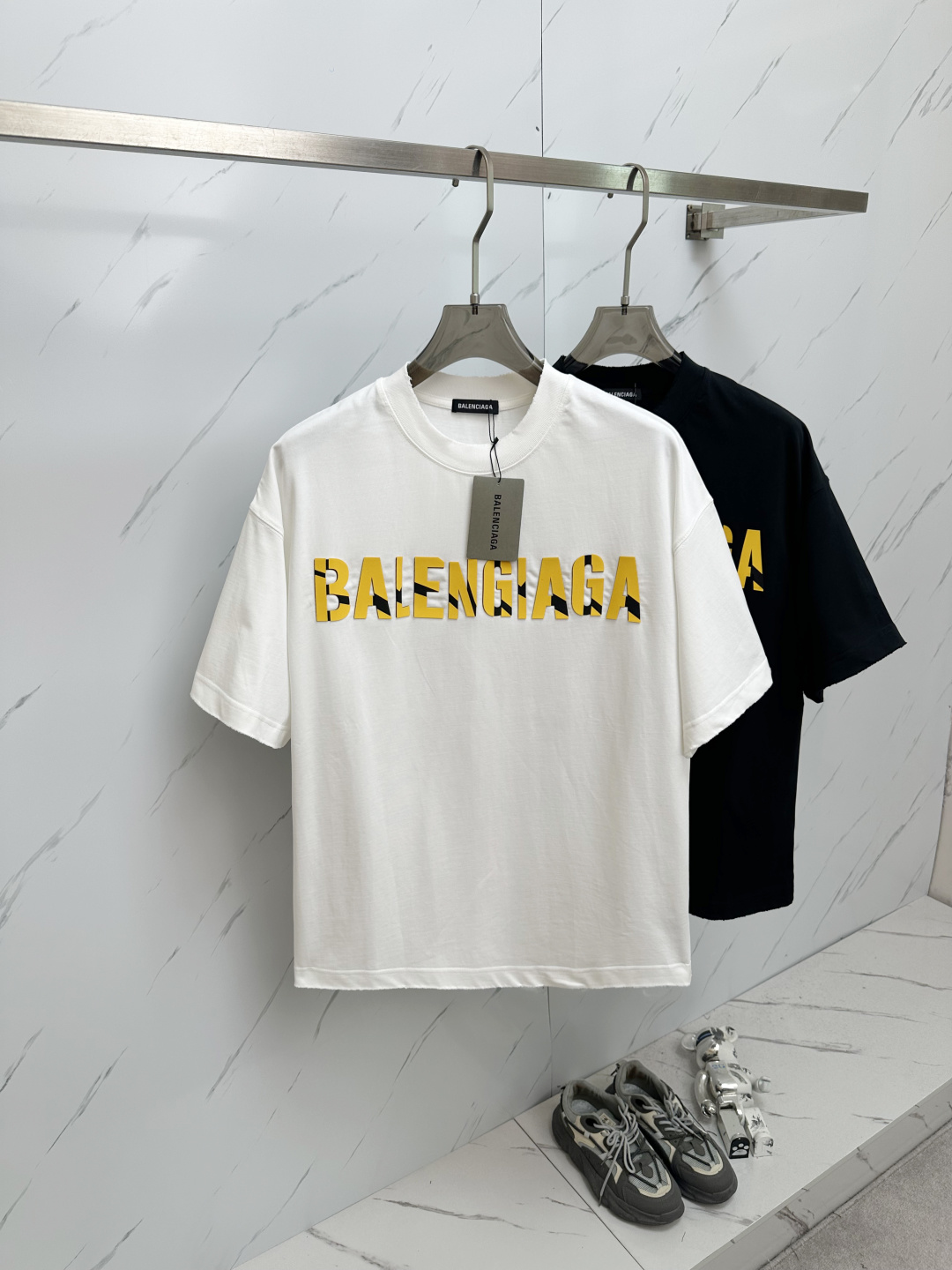 NO:159840,BALE 2025 spring and summer new men's round neck short-sleeved T-shirt is sold simultaneously in the counter, high-end quality, high-version, classic letter logo design, customized imported cotton fabric, soft and delicate, skin-friendly and comfortable and breathable, casual and simple, and the upper body is very handsome and stylish. A must-have item for men!  S-2XL, balenciaga, T-shirt,tees, t-shirt,alexander wang19860909BALE 2025春夏新款男士圆领短袖T恤 专柜同步售卖,高端品质 高版本 经典字母logo设计 定制进口纯棉面料 手感柔软细腻 穿着亲肤舒适又透气,休闲又简单,上身非常帅气有型 男士必备单品 ！ 码数S-2XL,,balenciaga,T-shirt,tees，t-shirt,alexander wang,Men's clothing