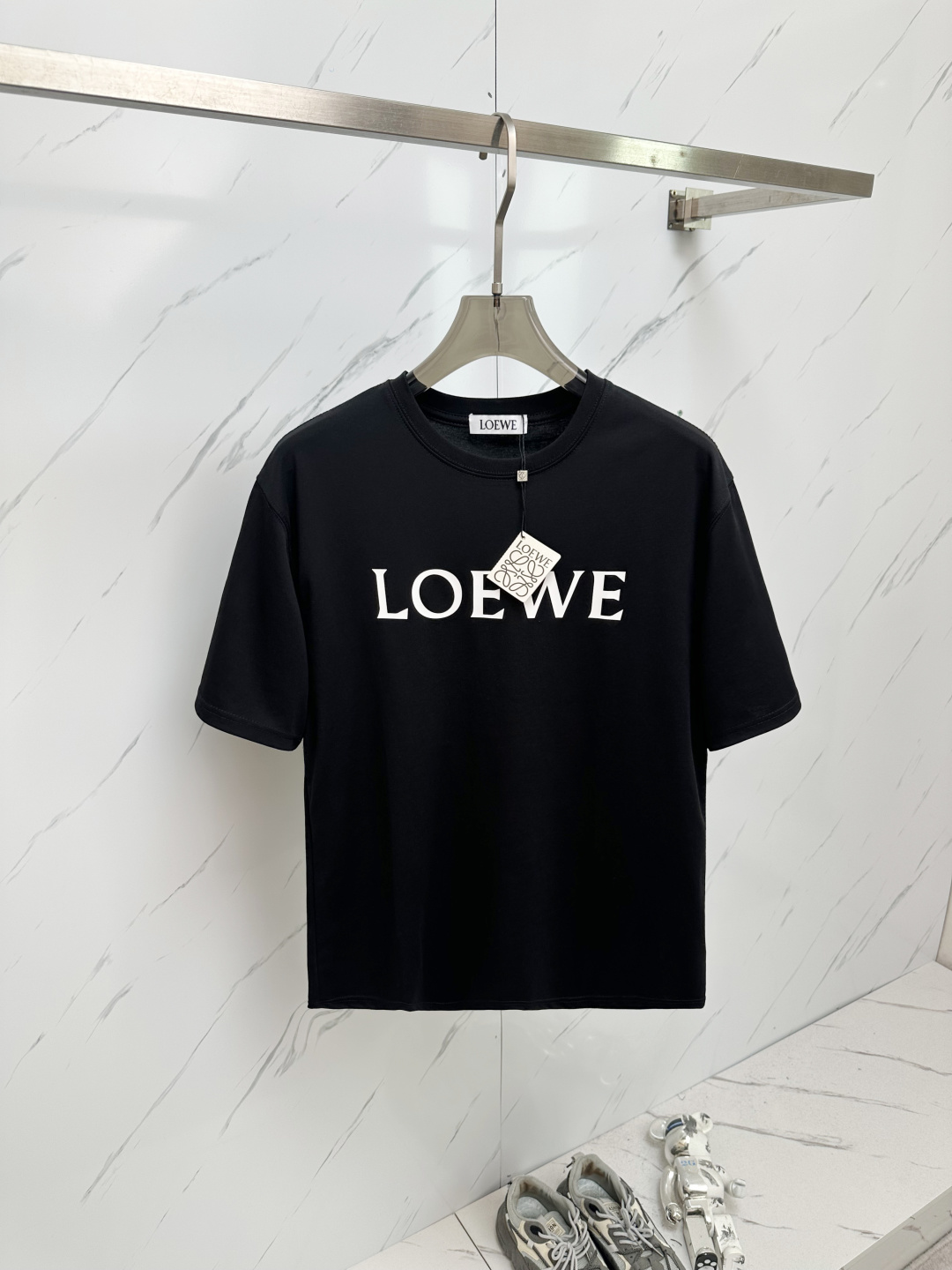 NO:428502,LOEWE 2025 spring and summer new men's round neck short-sleeved T-shirt is sold simultaneously in the counter, high-end quality, high-version, classic letter logo design, customized imported cotton fabric, soft and delicate, skin-friendly and comfortable and breathable, casual and simple, and the upper body is very handsome and stylish. A must-have item for men!  Code number M—3XL, loewe, T-shirt,tees, t-shirt,alexander wang19860909LOEWE 2025春夏新款男士圆领短袖T恤 专柜同步售卖,高端品质 高版本 经典字母logo设计 定制进口纯棉面料 手感柔软细腻 穿着亲肤舒适又透气,休闲又简单,上身非常帅气有型 男士必备单品 ！ 码数M—3XL,,loewe,T-shirt,tees，t-shirt,alexander wang,Men's clothing