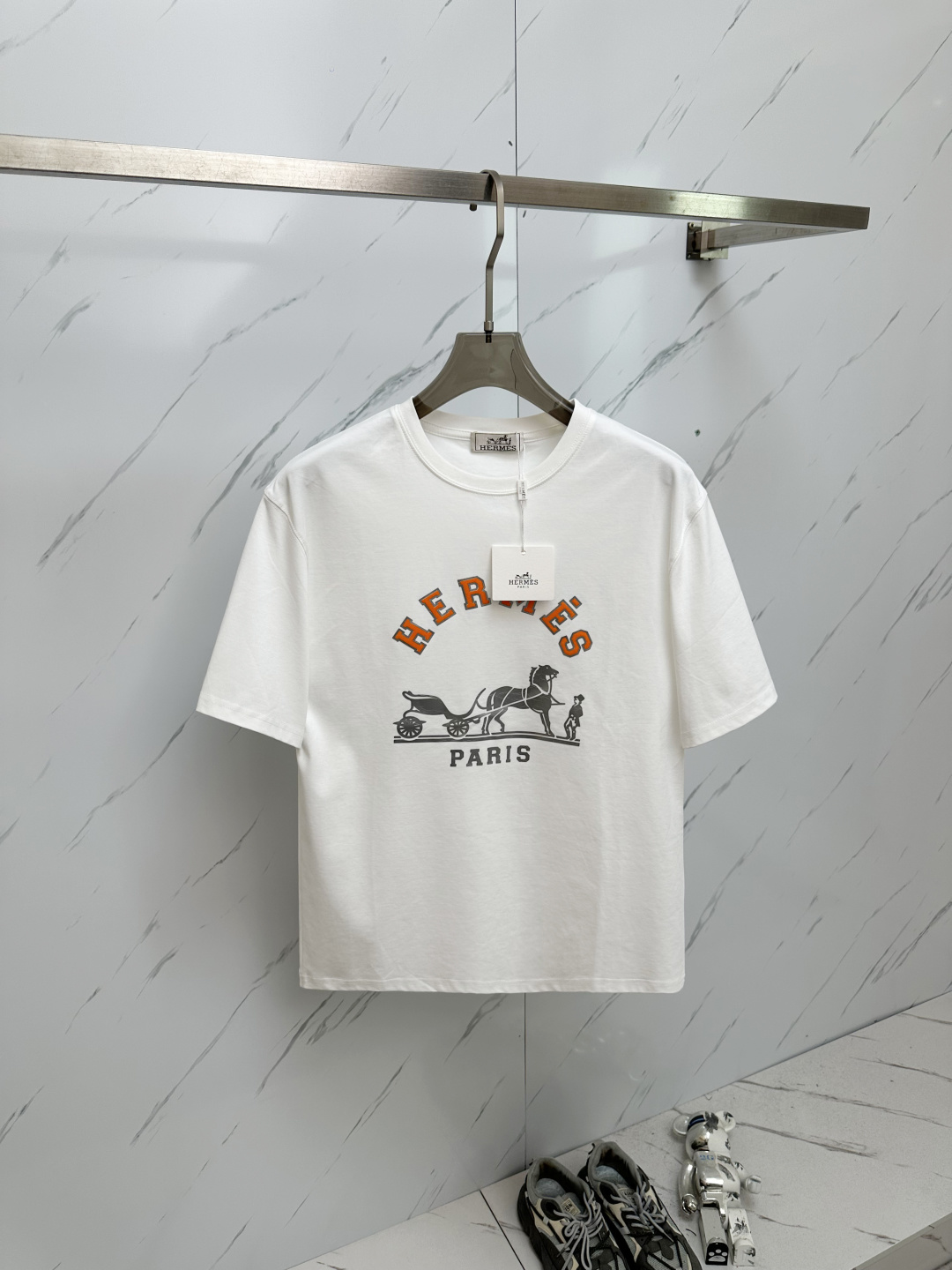 NO:428510,H 2025 spring and summer new men's round neck short-sleeved T-shirt is sold simultaneously in the counter, high-end quality, high-version, classic letter logo design, customized imported cotton fabric, soft and delicate, skin-friendly and comfortable and breathable, casual and simple, and the upper body is very handsome and stylish. A must-have item for men!  Code number M-3XL, T-shirt,tees,t-shirt,alexander wang19860909H 2025春夏新款男士圆领短袖T恤 专柜同步售卖,高端品质 高版本 经典字母logo设计 定制进口纯棉面料 手感柔软细腻 穿着亲肤舒适又透气,休闲又简单,上身非常帅气有型 男士必备单品 ！ 码数M—3XL,,T-shirt,tees，t-shirt,alexander wang,Men's clothing