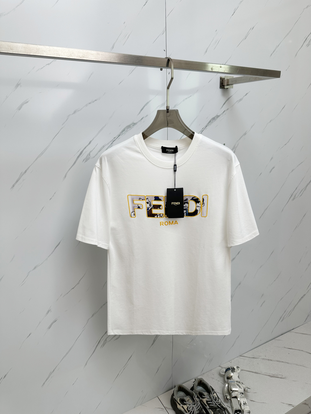 NO:428506,FD 2025 spring and summer new men's round neck short-sleeved T-shirt is sold simultaneously in the counter, high-end quality, high-version, classic letter logo design, customized imported cotton fabric, soft and delicate, skin-friendly and comfortable and breathable, casual and simple, and the upper body is very handsome and stylish. A must-have item for men!  Code number M-3XL, T-shirt,tees,t-shirt,alexander wang19860909FD 2025春夏新款男士圆领短袖T恤 专柜同步售卖,高端品质 高版本 经典字母logo设计 定制进口纯棉面料 手感柔软细腻 穿着亲肤舒适又透气,休闲又简单,上身非常帅气有型 男士必备单品 ！ 码数M—3XL,,T-shirt,tees，t-shirt,alexander wang,Men's clothing