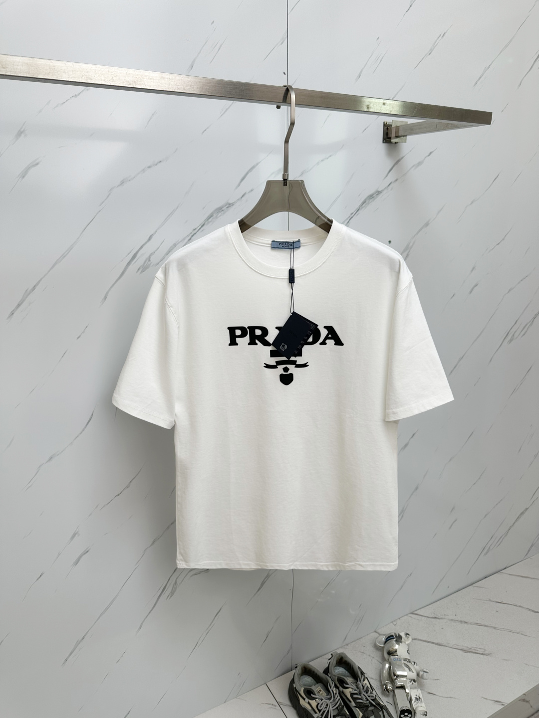 NO:428469,PRADA's new men's round neck short-sleeved T-shirt in spring and summer, sold simultaneously in counters, high-end quality, high-version, classic letter logo design, customized imported cotton fabric, soft and delicate, skin-friendly and comfortable and breathable, casual and simple, and the upper body is very handsome and stylish. A must-have item for men!  Code number M-3XL, prada, T-shirt,tees, t-shirt,alexander wang19860909PRADA 2025春夏新款男士圆领短袖T恤 专柜同步售卖,高端品质 高版本 经典字母logo设计 定制进口纯棉面料 手感柔软细腻 穿着亲肤舒适又透气,休闲又简单,上身非常帅气有型 男士必备单品 ！ 码数M—3XL,,prada,T-shirt,tees，t-shirt,alexander wang,Men's clothing